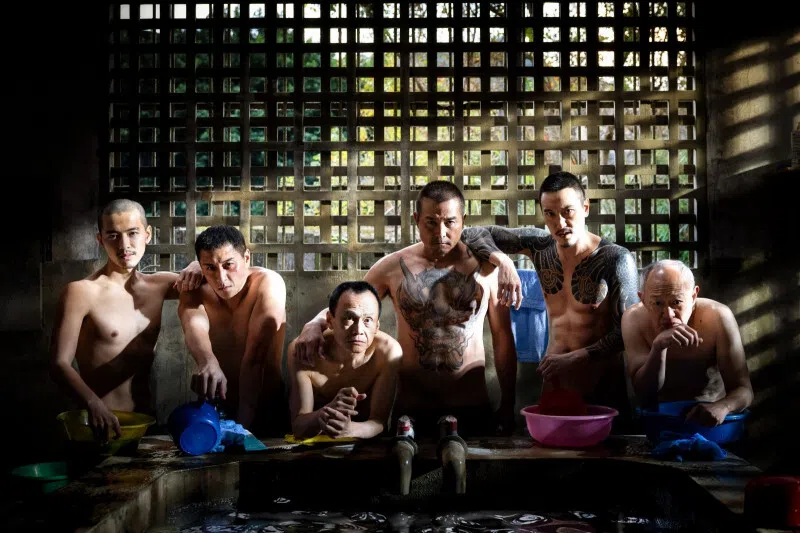 《高寮大劫》释出前导海报，金士杰（右起）、王阳明、李铭顺、陈以文、郑人硕及李宗霖一字排开入镜。（互联网）