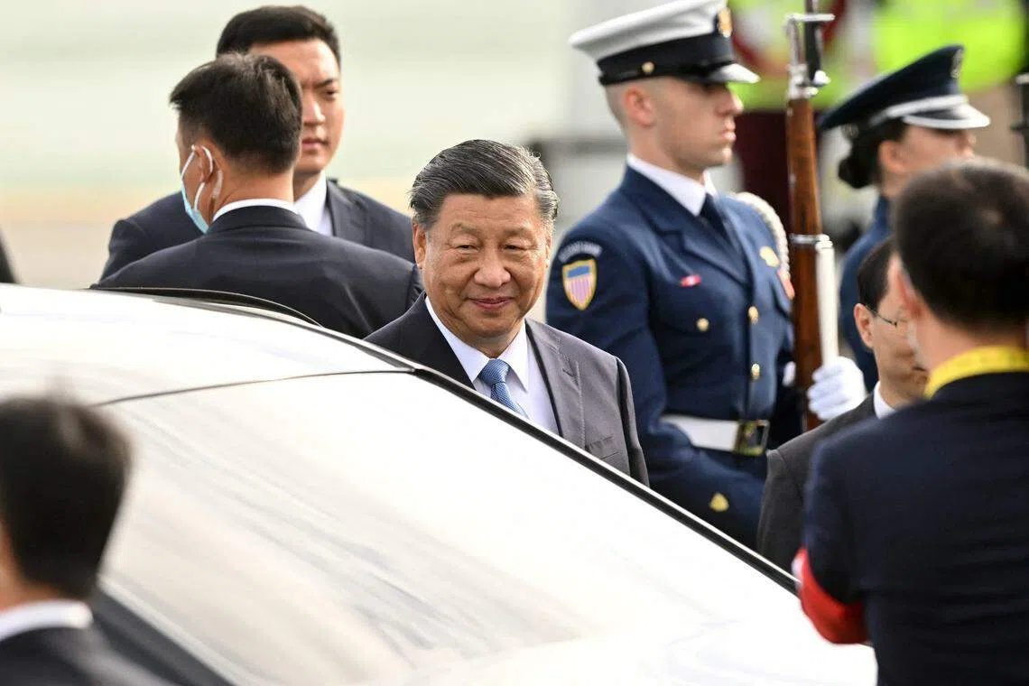 中国国家主席习近平星期二飞抵旧金山后，乘车前往下榻酒店。（法新社）