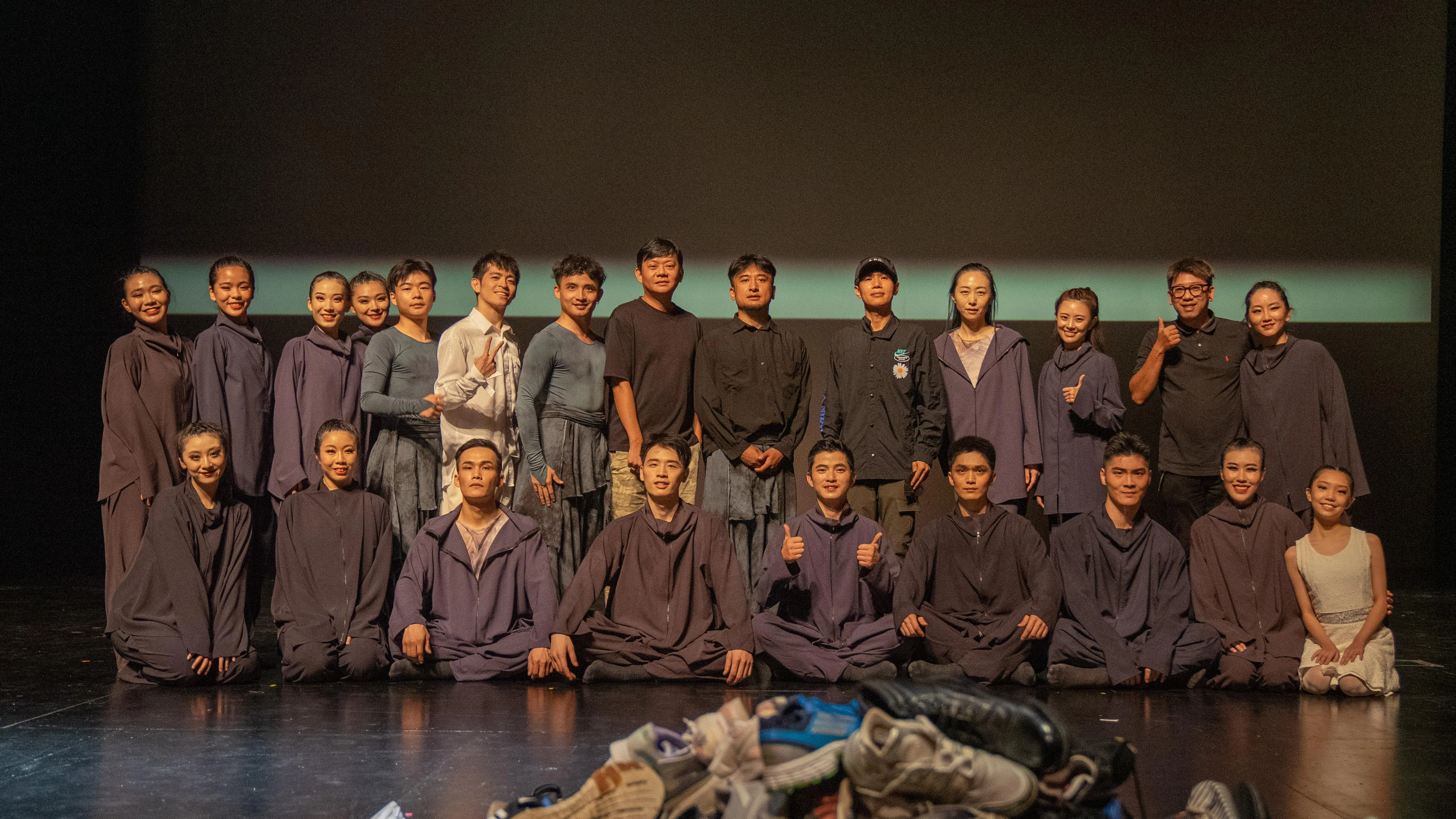蔡适吉（后排右一）率团演出韩国编导作品时，与艺术家合作者合影。（聚舞坊提供）（聚舞坊提供）