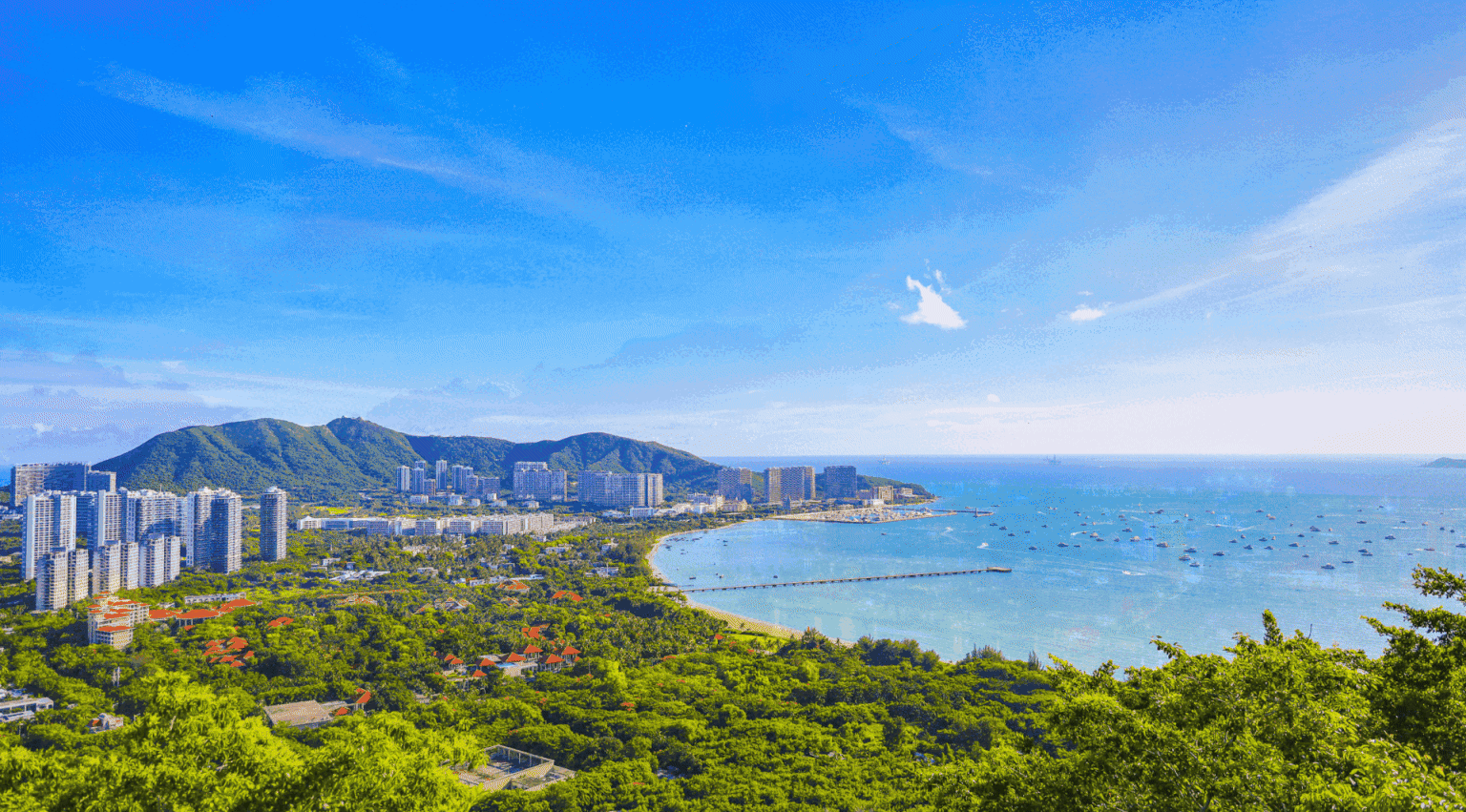 鹿回头山顶公园是游客来到三亚的必游必拍打卡热点。（图/三亚市旅游发展局提供）