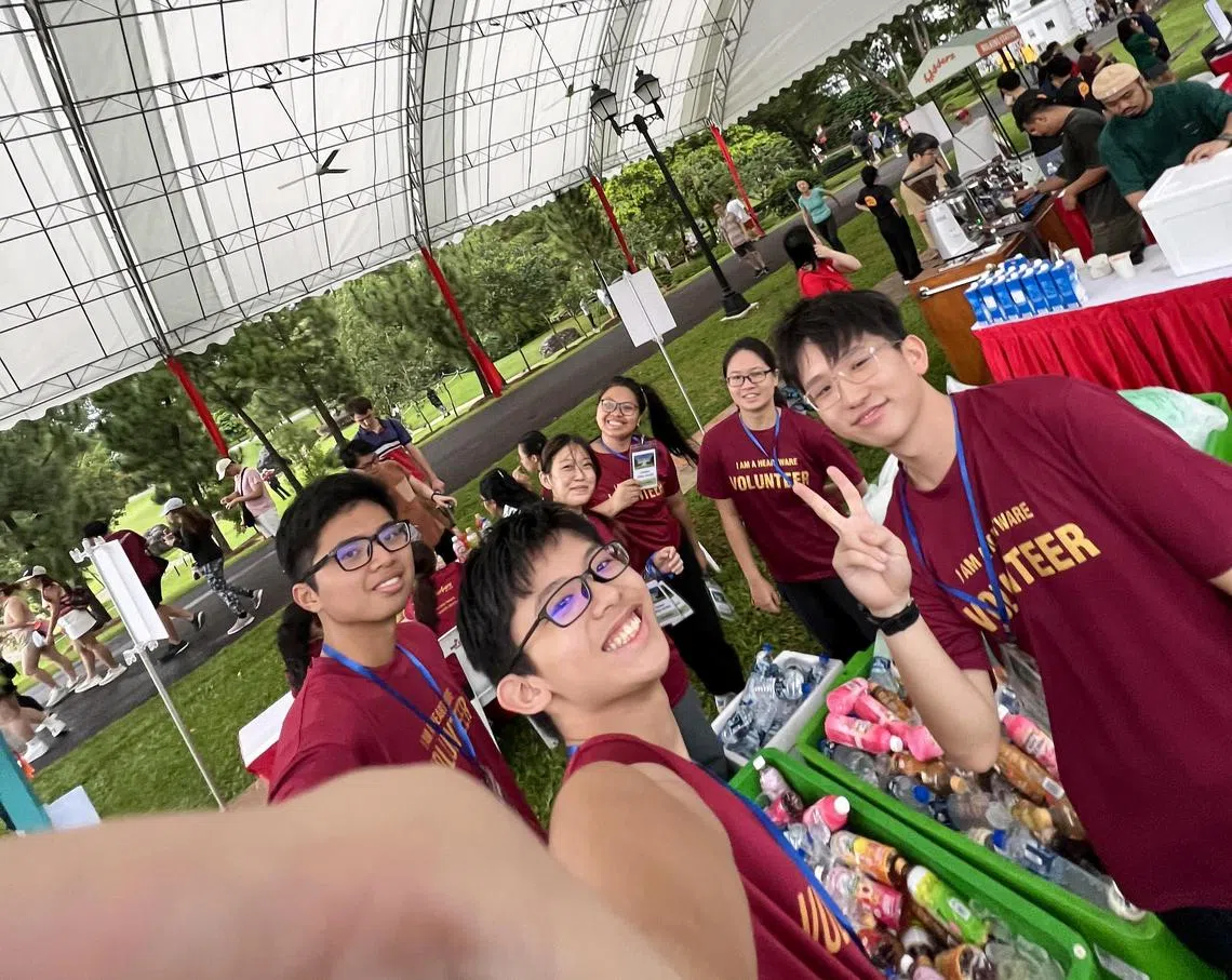2024年农历新年期间，沈立旻（右）与朋友在总统府开放日上帮忙卖饮料。（受访者提供）