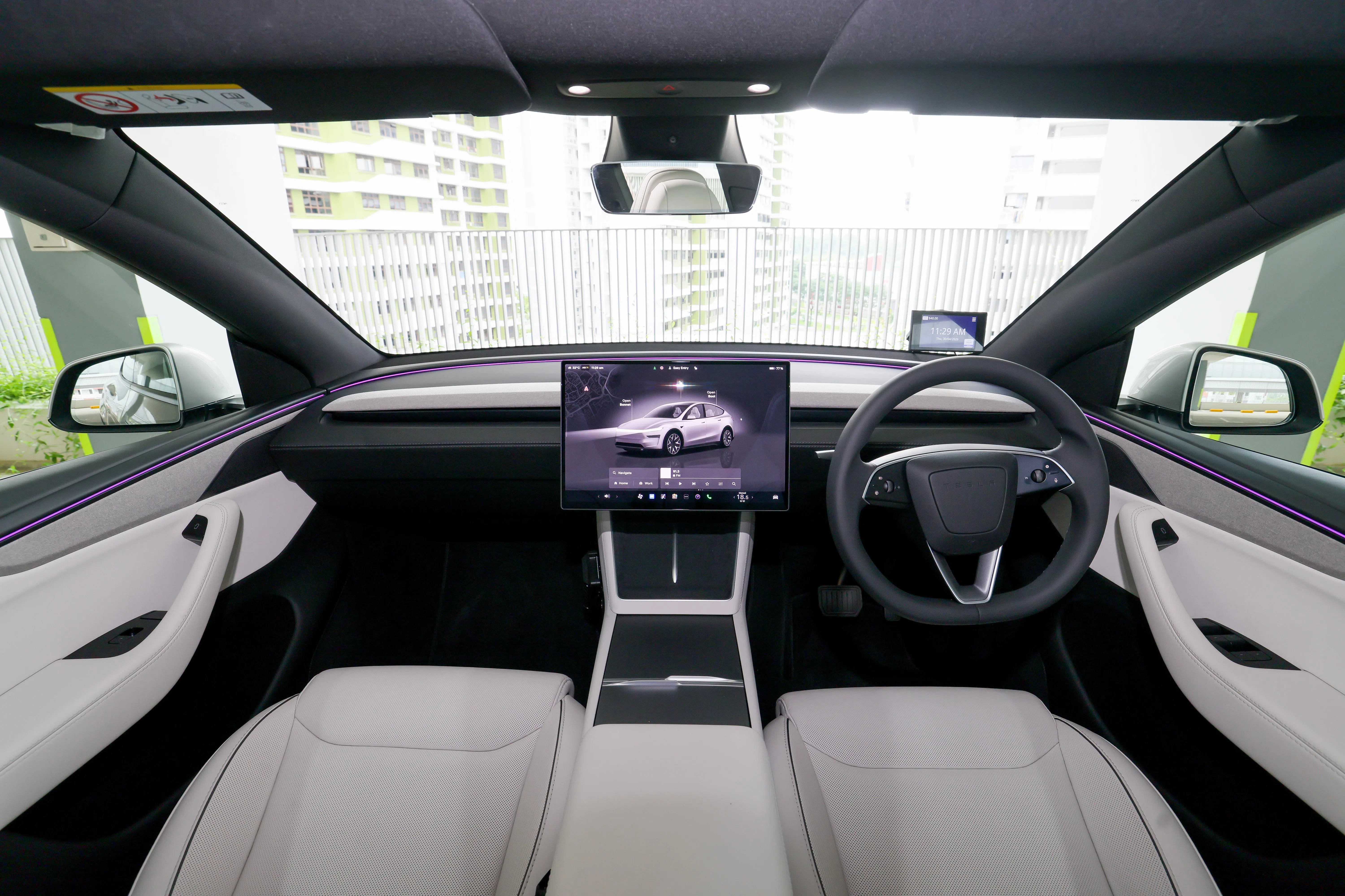 Model Y L采用极简内饰，几乎看不到传统按键与旋钮。（龙国雄摄）