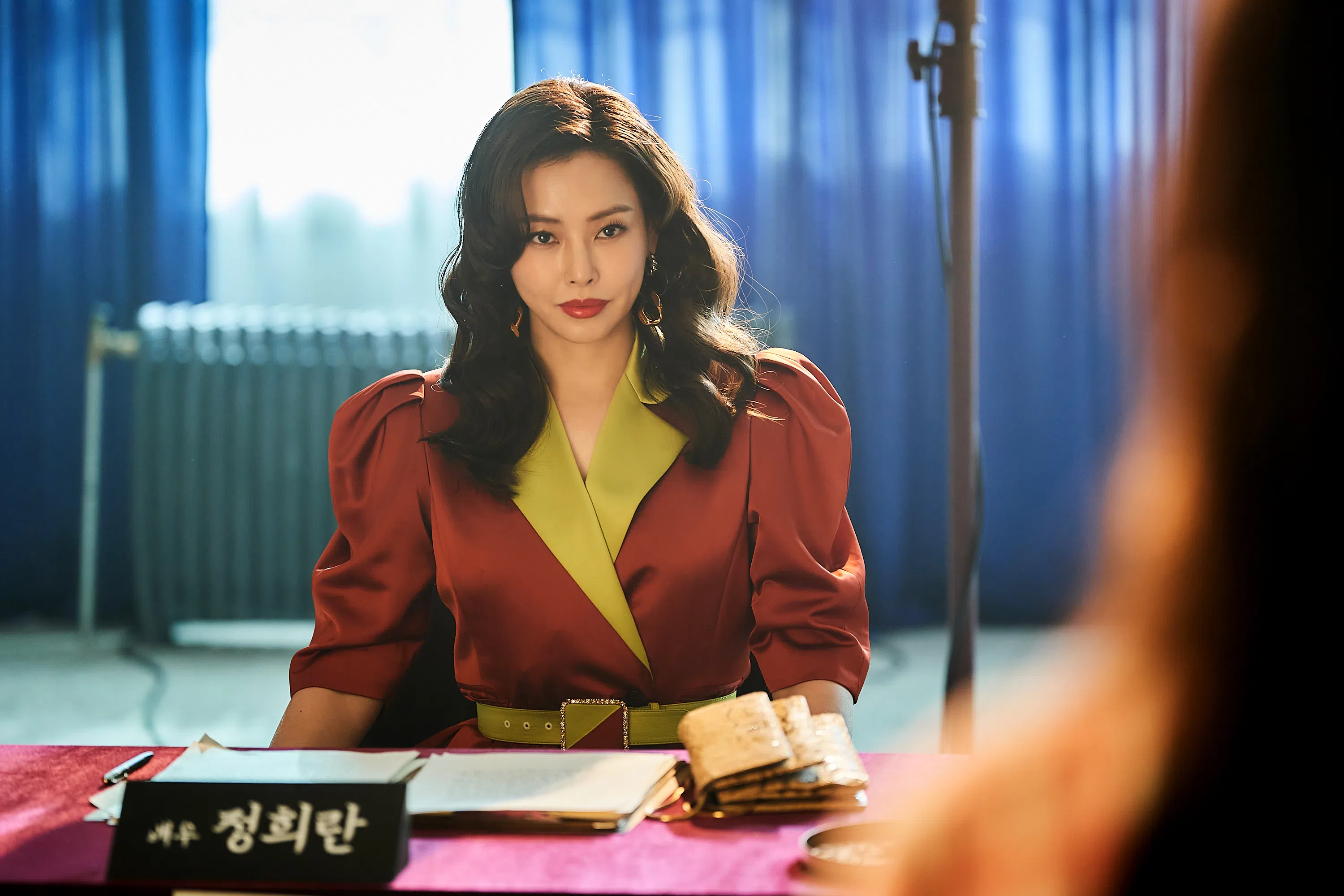 李荷妮的复古造型非常吸睛，仿佛为她量身定做。（Netflix提供）