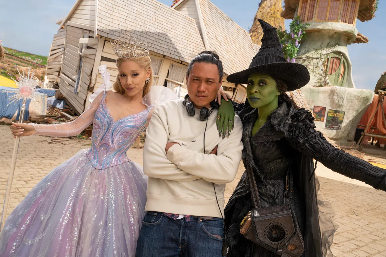 《魔法坏女巫：第二部》电影里的重要人物，Ariana Grande（左起）、导演朱浩伟和Cynthia Erivo。