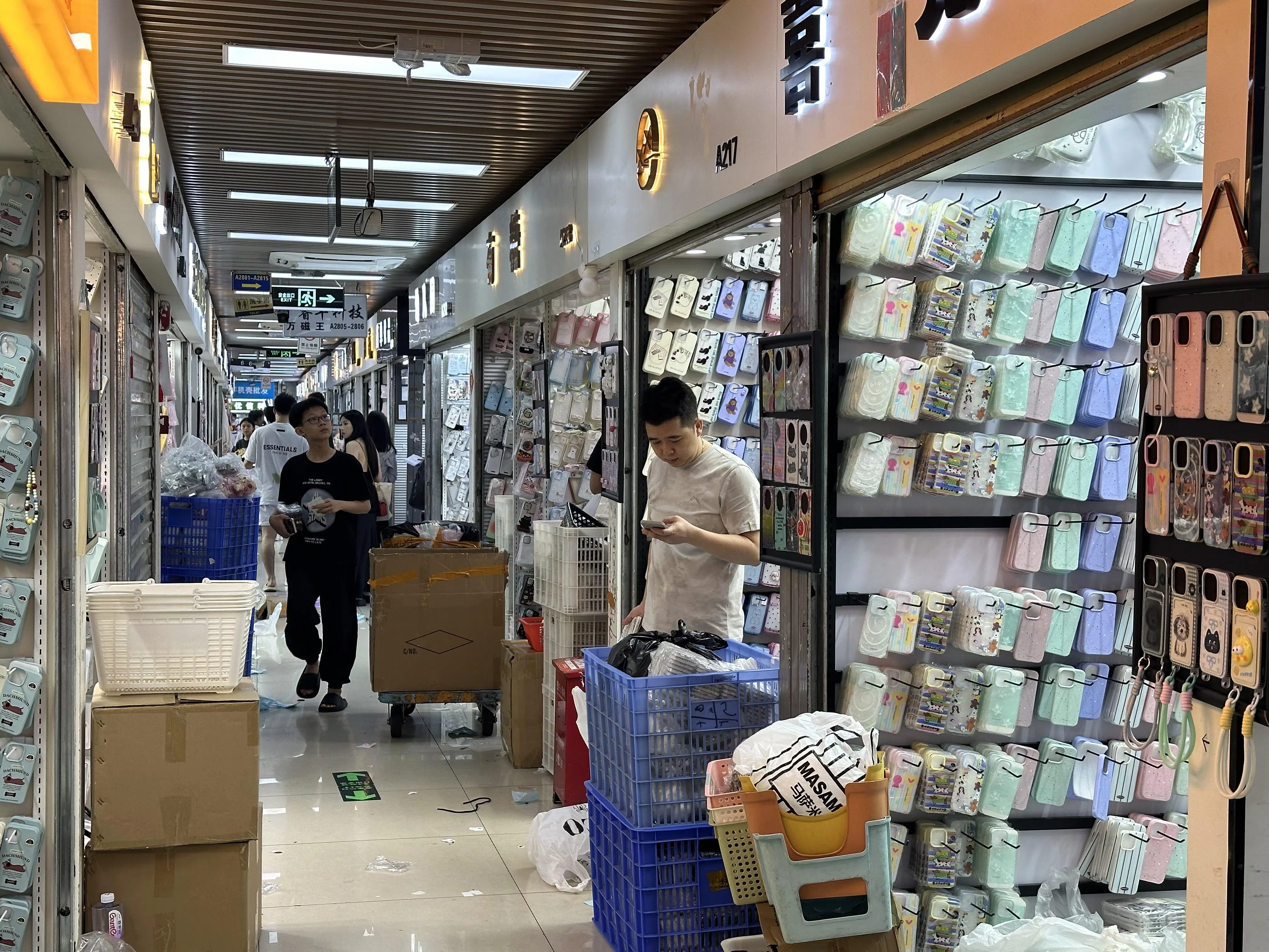 深圳华强北是全球最大的手机壳集散地之一，聚集成千上万的商家批发手机壳。（林煇智摄）