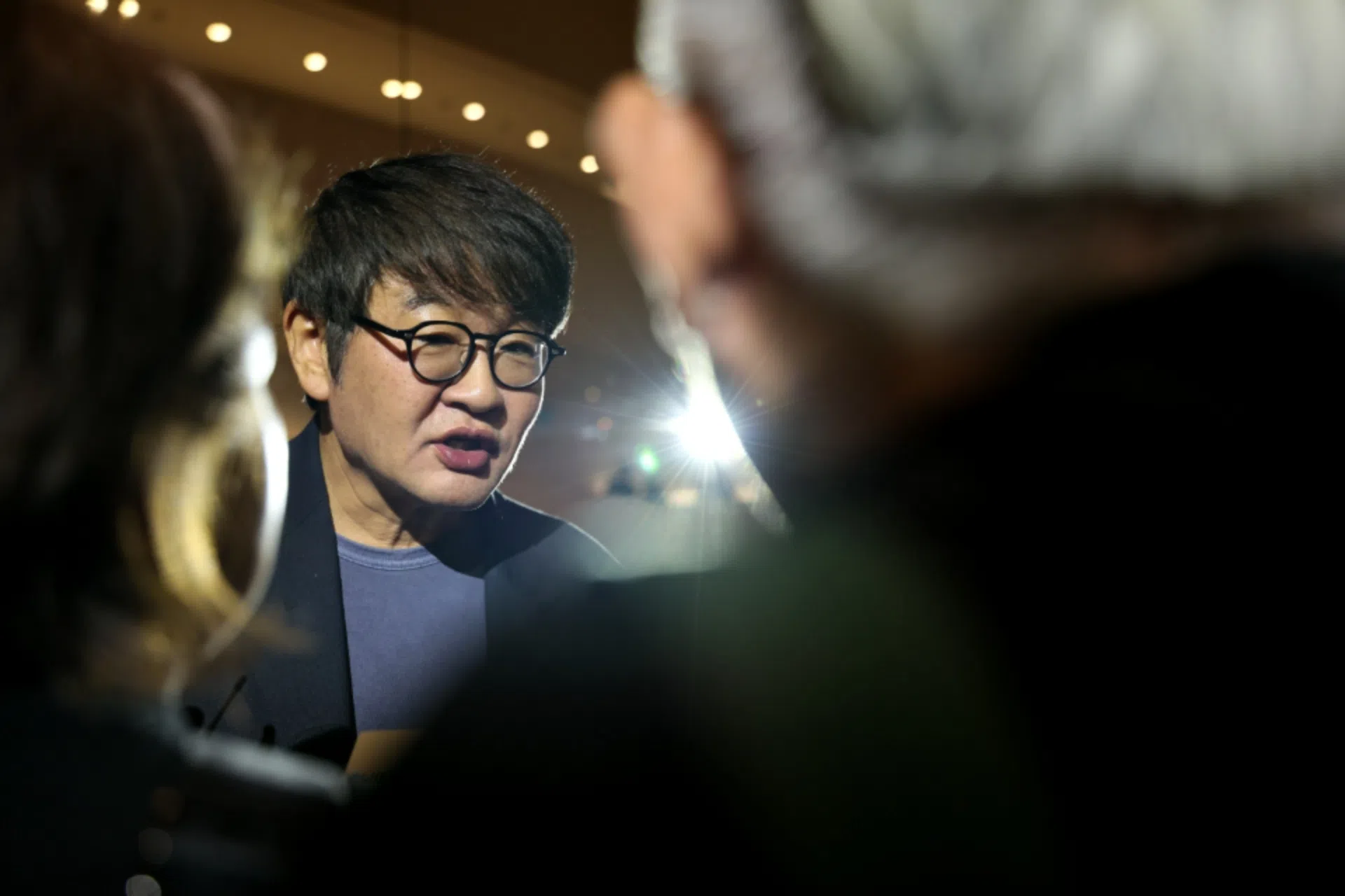 《暗杀者们》导演许秦豪在红毯接受本地媒体群访。（龙国雄摄）