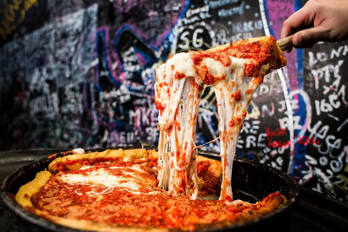 Gino’s East的深底比萨食材放得十分慷慨。（餐馆提供）