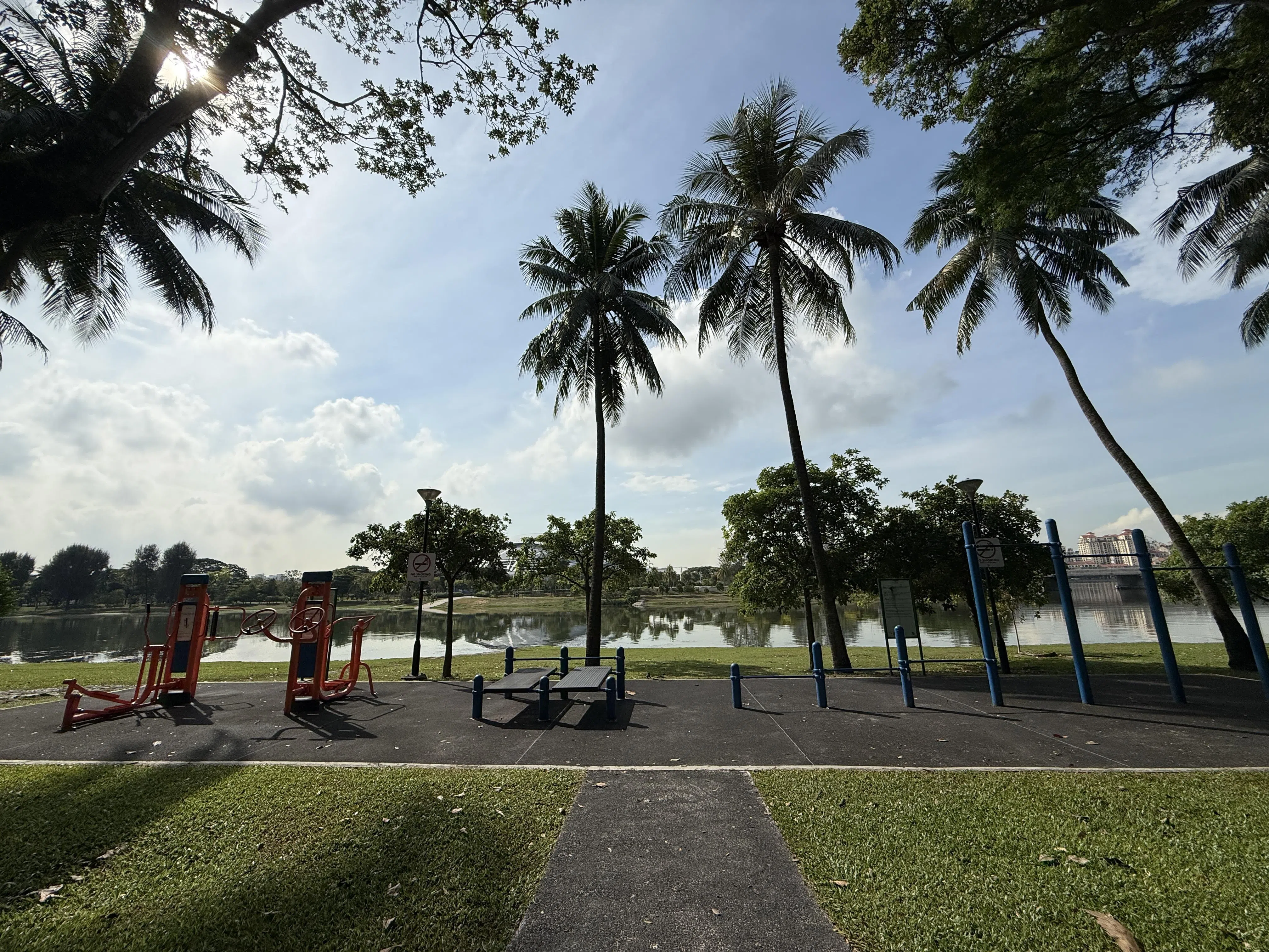 健身角落设施齐全，让公众面一边欣赏加冷河美景一边运动。（陈映蓁摄）