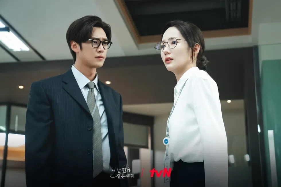 罗人友（左）和朴敏英在韩版《和我结婚吧》首次搭档。（取自tvN IG）