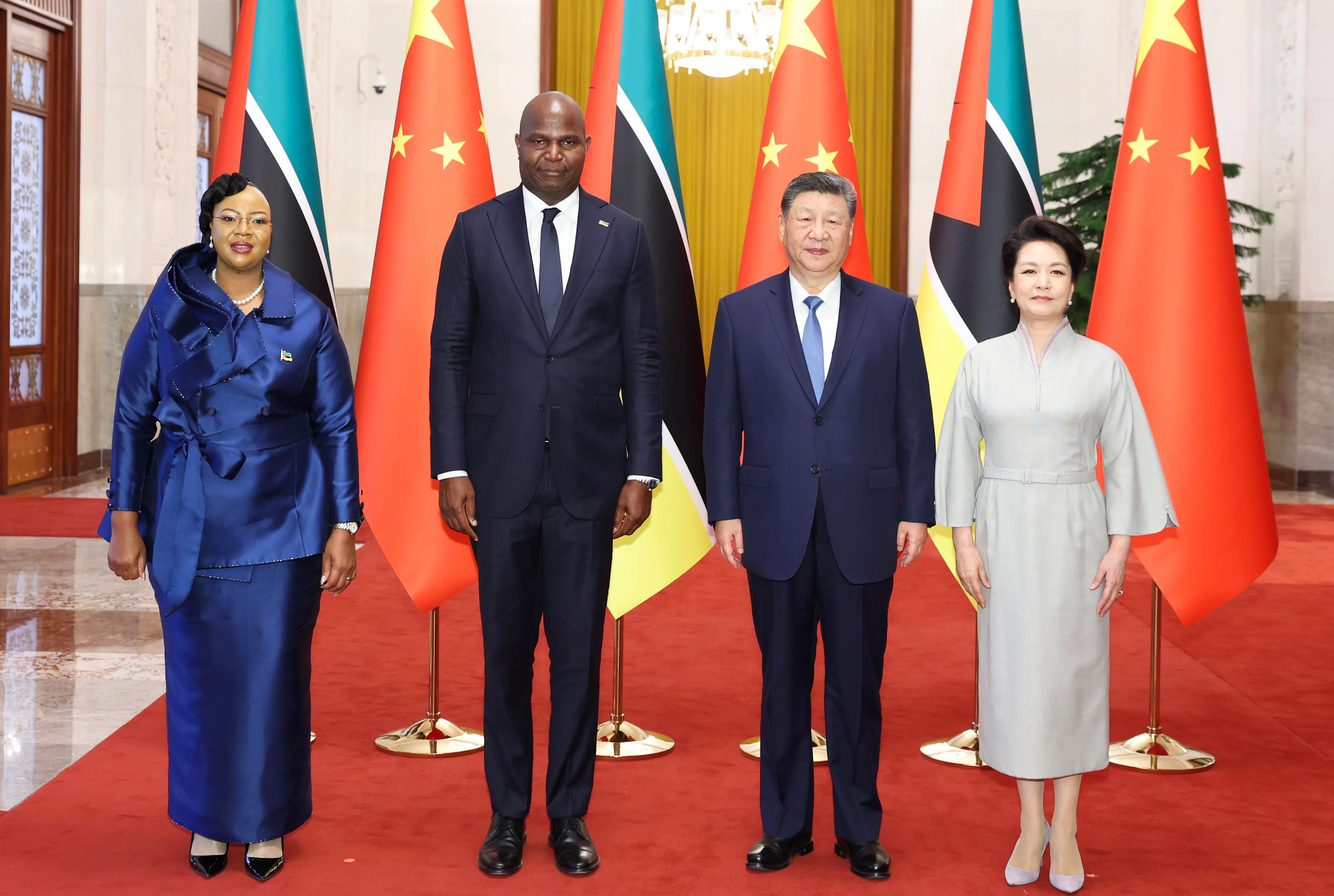 中国国家主席习近平星期二（4月21日）下午在北京人民大会堂同来华进行国事访问的莫桑比克总统查波举行会谈。会谈前，习近平（右二）和夫人彭丽媛（右一）同查波（左二）和夫人盖塔（左一）合影。（新华社）