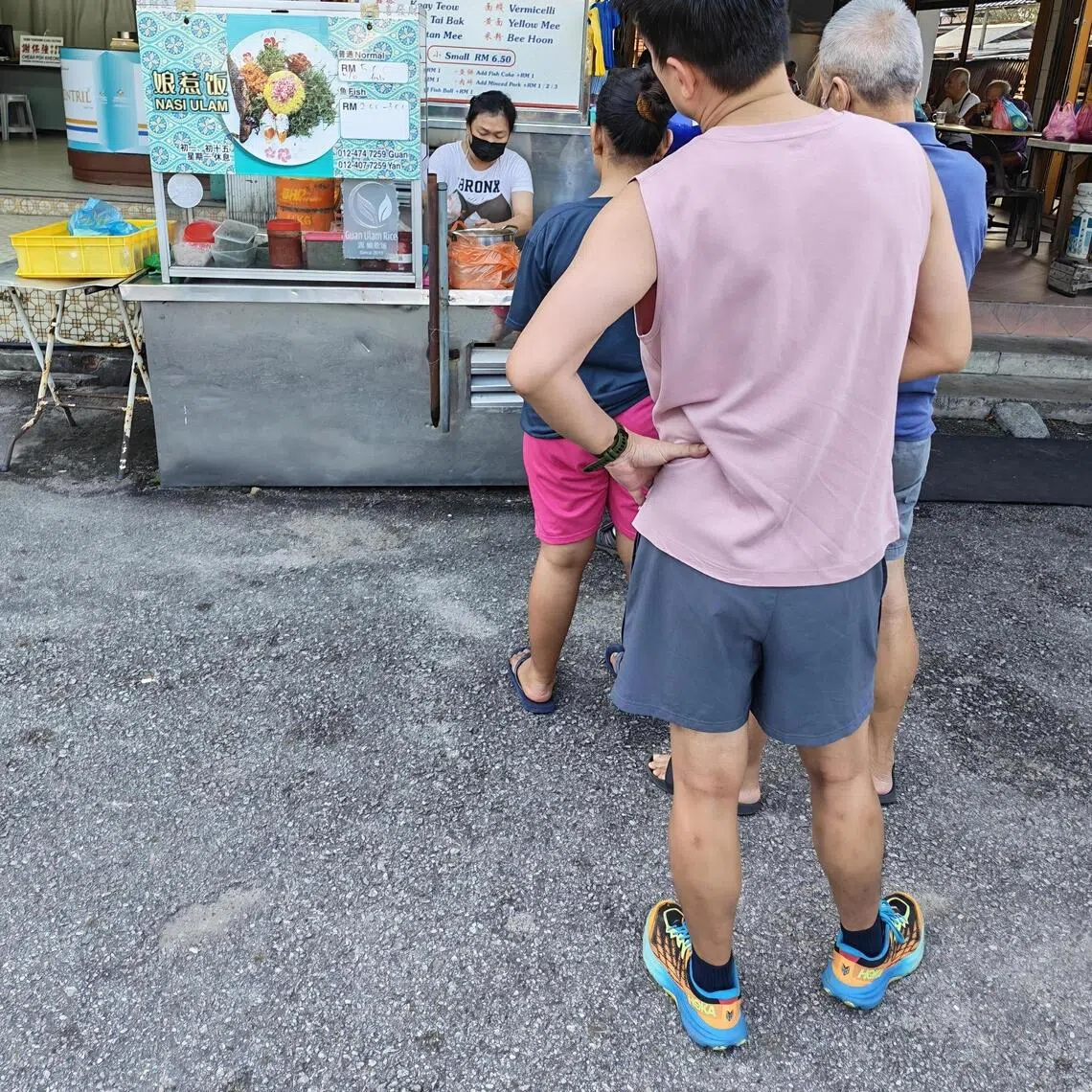 源娘惹饭早上7时开业就排长龙，通常8时多就卖完。（陈爱薇摄）