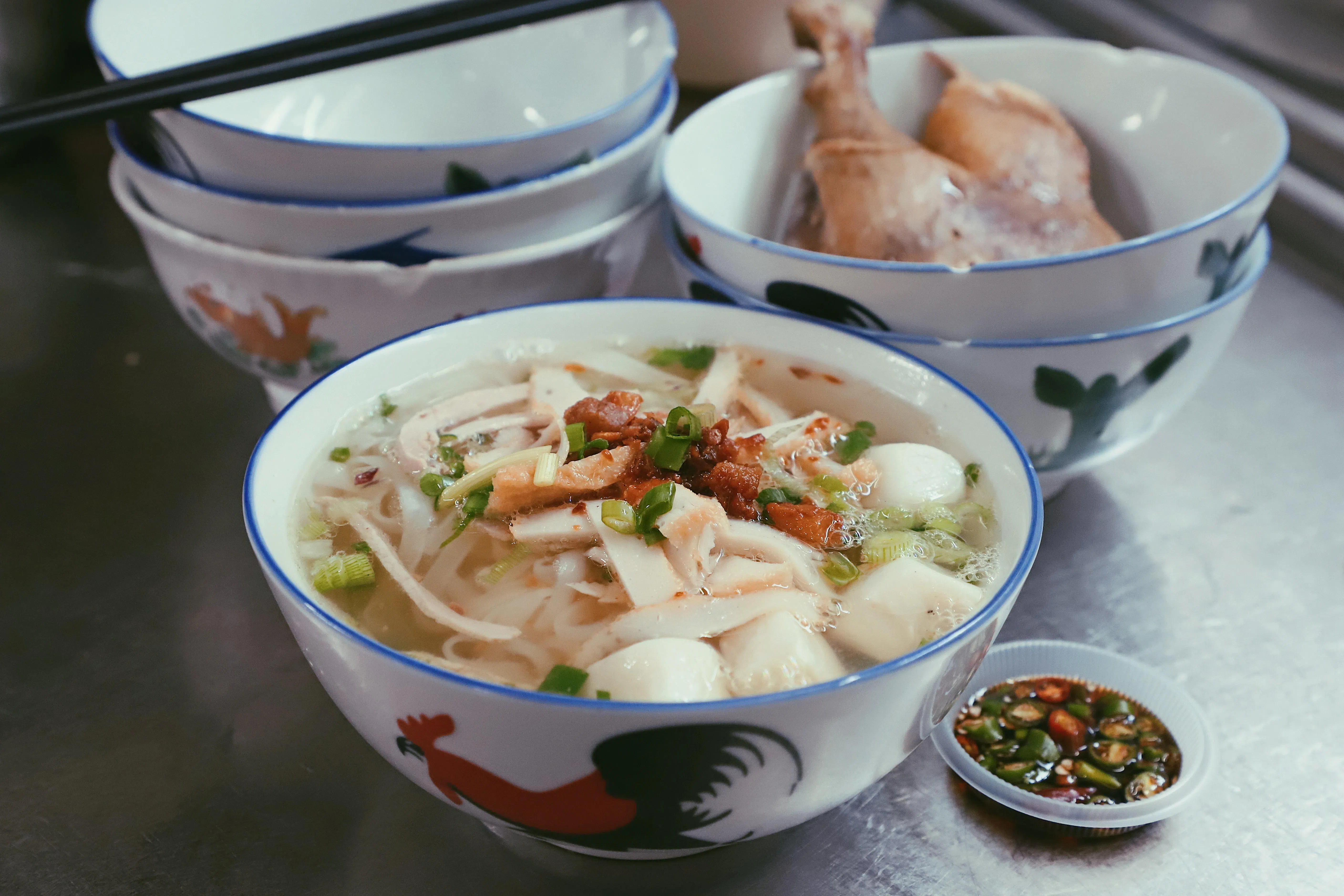 浓郁的鸭汤搭配多汁的鸭肉片，马国浮罗池滑鸭肉粿条汤深受食客喜爱。（主办方提供）