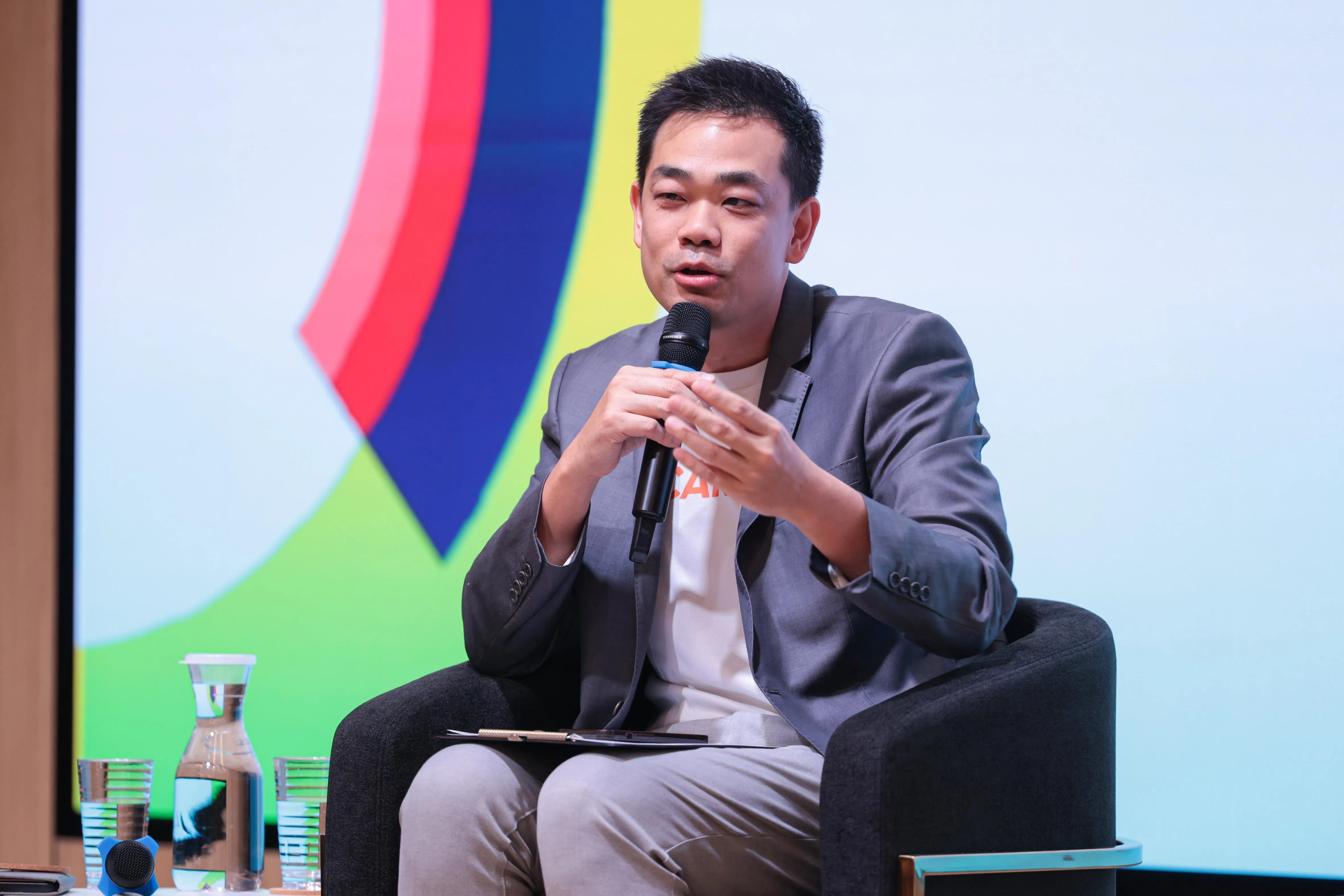 陈𬀩程也提到，AI确实优化许多工序。“如果员工在公司仍使用Excel，我会感到很生气。从系统的角度来看，这说明内部系统不够完整，可能是数据储存在员工个人电脑里头，使得数据链有问题。各位企业管理者可以回去问问你们的人事部或其他部门，看谁还在使用Excel，这是一个很好的切入点。因为这些环节，其实可以通过AI来优化。”（李冠卫摄）