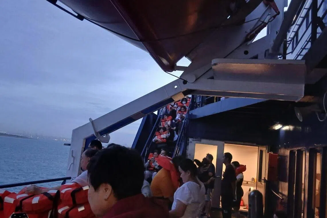 事发时船上共有388名船员，当中没有新加坡人。海事局指出，除一名船员不幸身亡外，未接获其他船员或乘客受伤的通报。（读者提供）