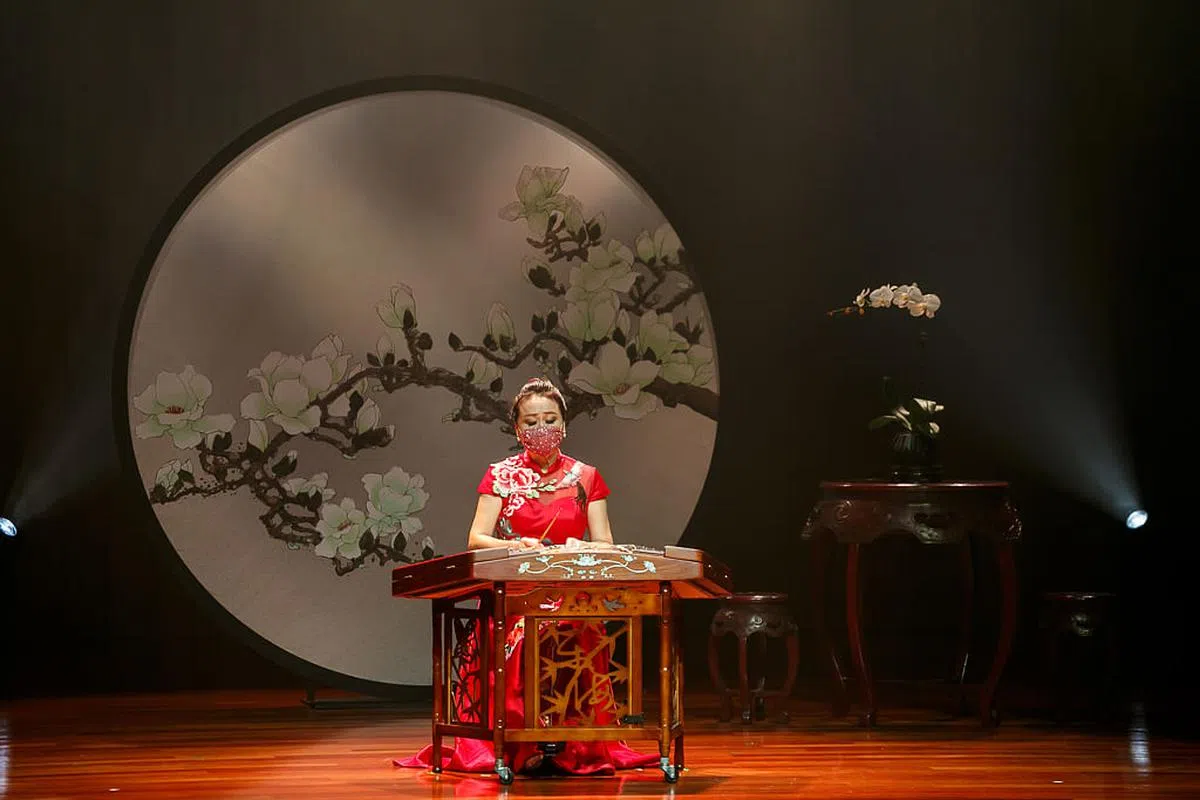 扬琴首席瞿建青认为演奏《凤点头》一曲具有涅槃重生的美好寓意。（新加坡华乐团提供）