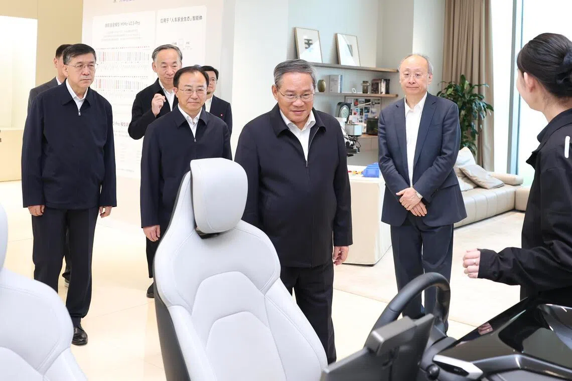 中共政治局常委、中国国务院总理李强星期一（5月18日）在北京的小米汽车科技有限公司调研。（新华社）