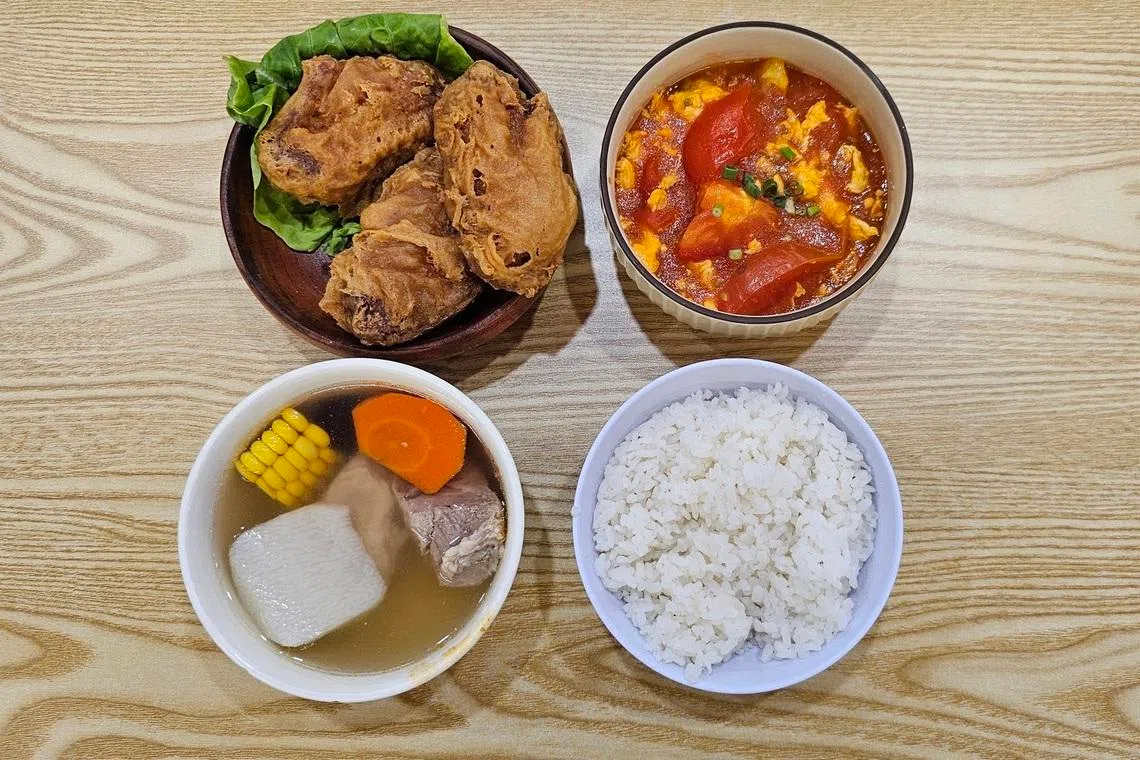 虾酱鸡（左上角顺时针）、番茄鸡蛋、米饭和玉米淮山汤，即饱足一餐。（黄亿敏摄）