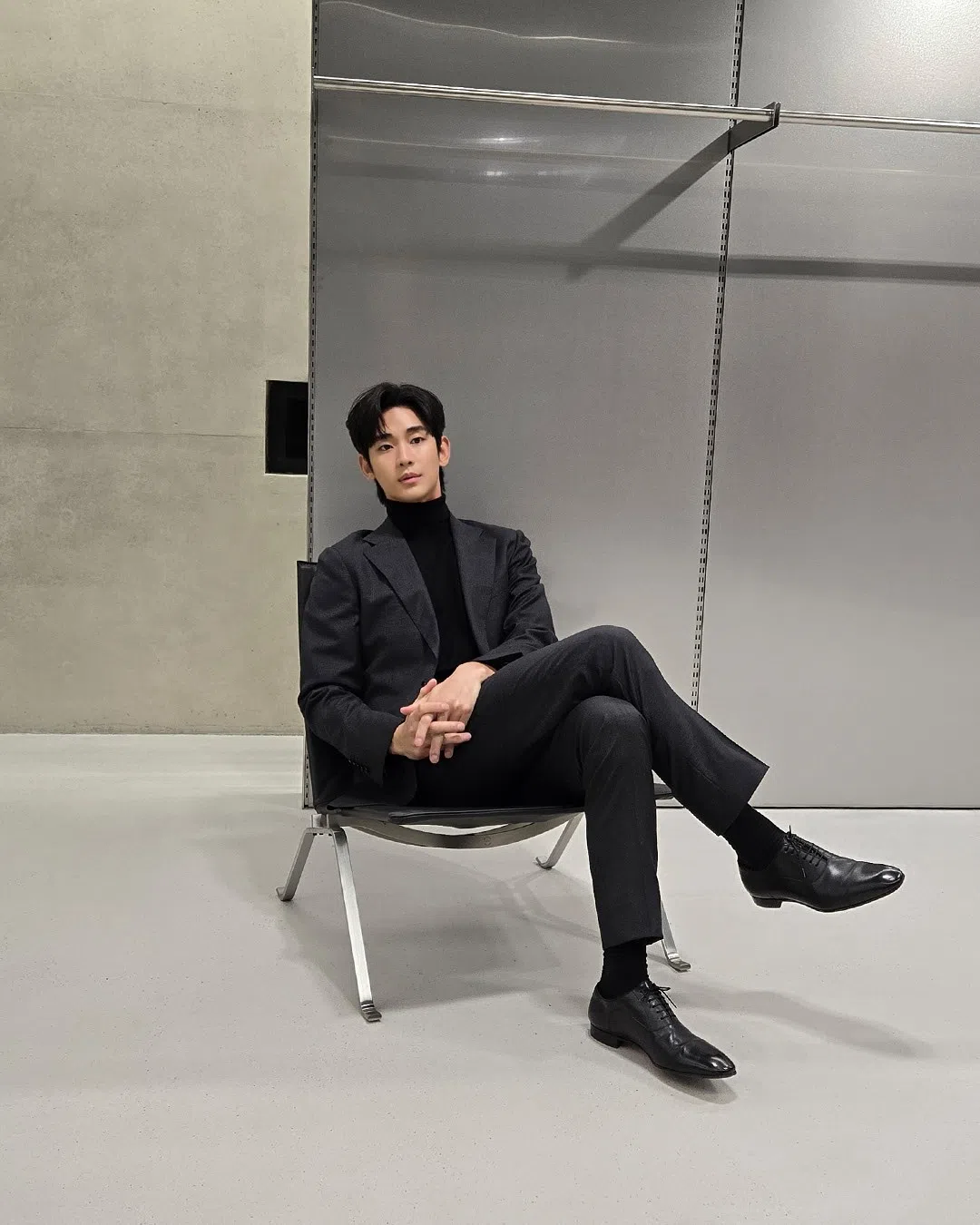 和去年初照片相比，现在的金秀贤看起来消瘦了不少。（取自金秀贤IG）