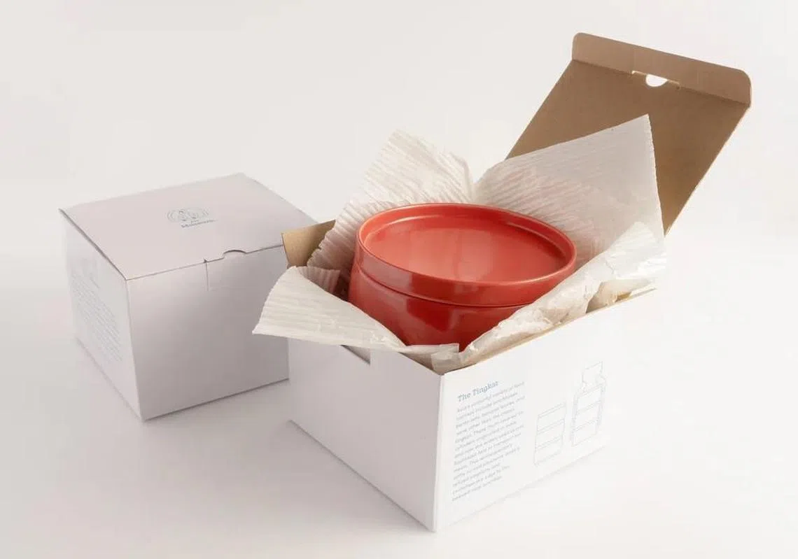 Studio Juju的“Tingkat”瓷器餐具，促使用餐者思考日常进餐方式。（取自supermamastore.com）