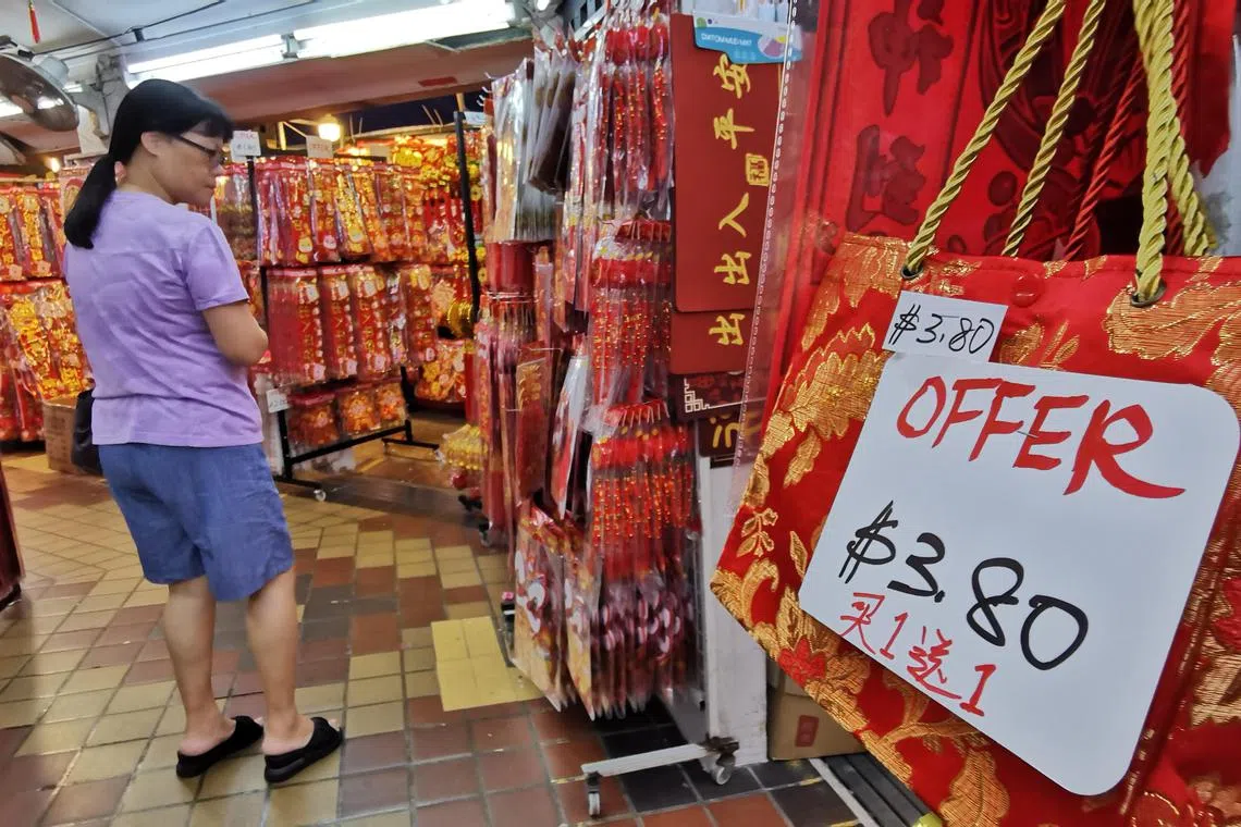 在马西岭地铁站邻里商圈，五金连锁店老板李汉龙推出新年装饰大促销。他不怕与新山对手竞争，最重要是摸清楚社区顾客需要什么，就专卖那些货。（温伟中摄）