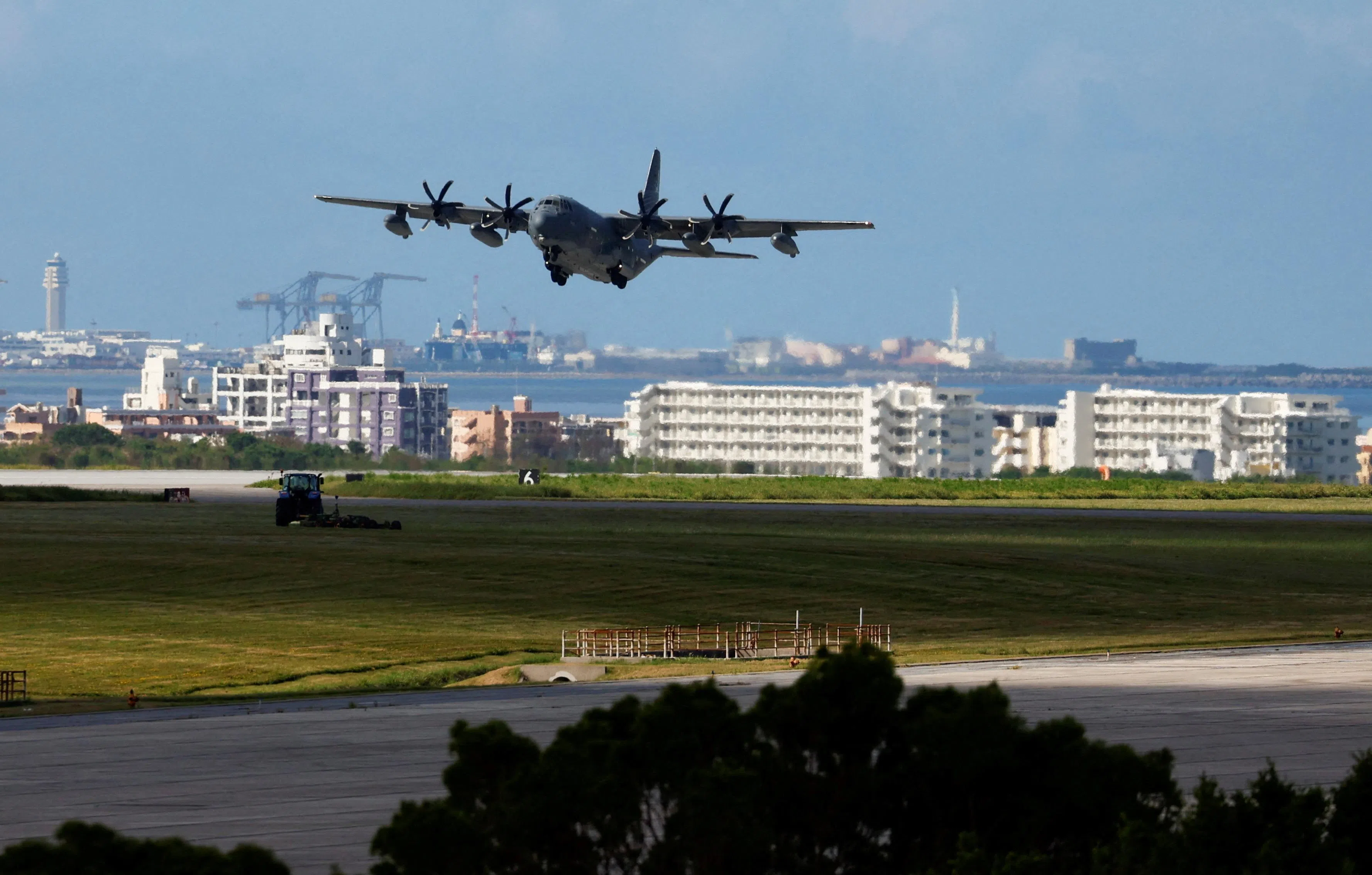 一架美军战机从日本冲绳的嘉手纳空军基地（The Kadena Air Base）起飞。（路透社档案照片）