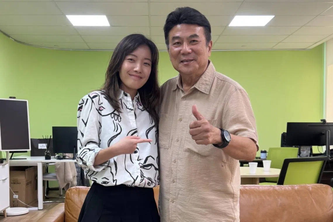 李安（左）说梁志强的《小孩不笨》是她最喜欢的新加坡电影。（受访者提供）