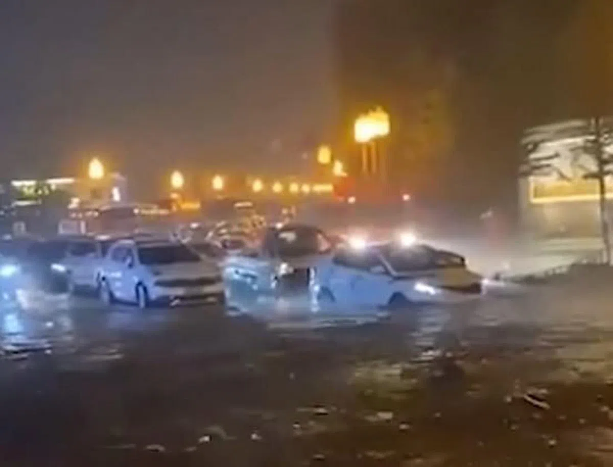 山西五台山暴雨引发山洪，很多车辆受困。（互联网）