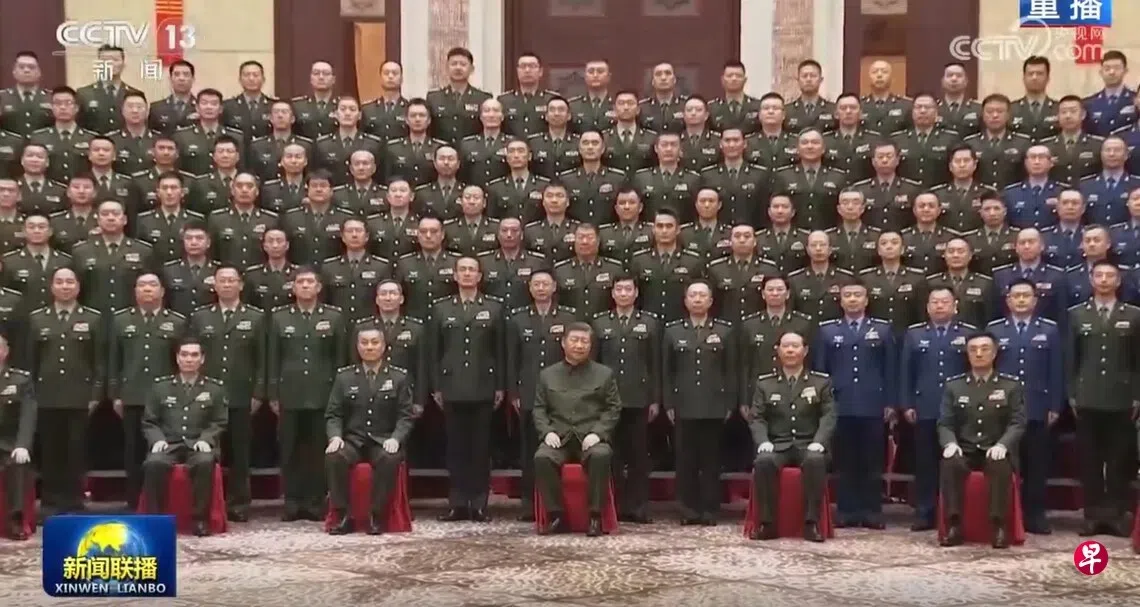 中国央视《新闻联播》画面显示，今年9月23日接见驻疆军官的全体合影，中共总书记习近平坐在前排正中，他左手边为中央军委委员、军委联合参谋部参谋长刘振立上将，右手边为陆军中将文东。（央视新闻联播截图）