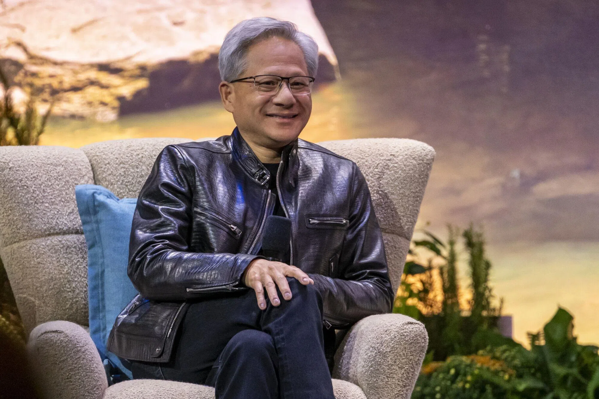 英伟达的首席执行官黄仁勋刚刚完成了他较早前已经呈报的600万股自家股票的出售计划。这次的售股行动为他个人进账了超过7亿美元。（彭博社）