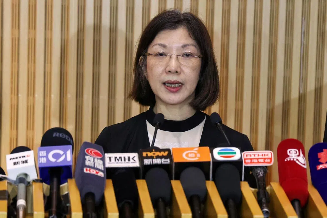 香港政制及内地事务局局长谢小华星期一（6月15日）在政府总部就香港五年规划的公众咨询会见传媒。（香港中通社）
