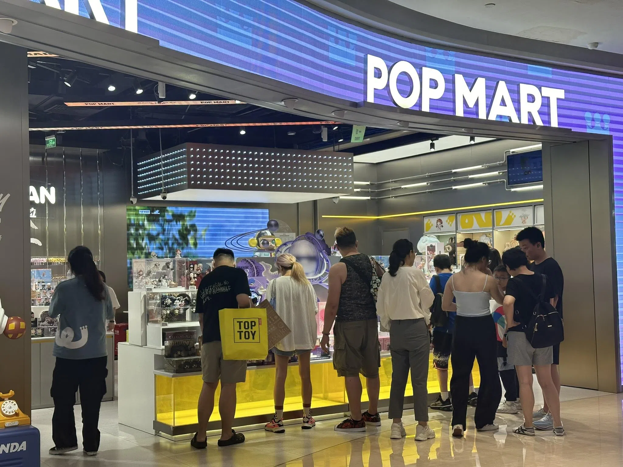 泡泡玛特是潮玩品牌中的典型代表，在中国有超过360家零售店。该公司与知名潮玩设计师合作，推出众多粉丝喜爱的潮玩产品。（林煇智摄影）