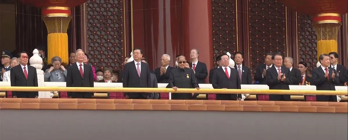 温家宝（左二）现身庆祝中国共产党成立100周年大会。温家宝身边的是前常委李瑞环（左一）、张德江（左三起）、宋平、曾庆红、李长春、刘云山（央视Youtube视频截图） 