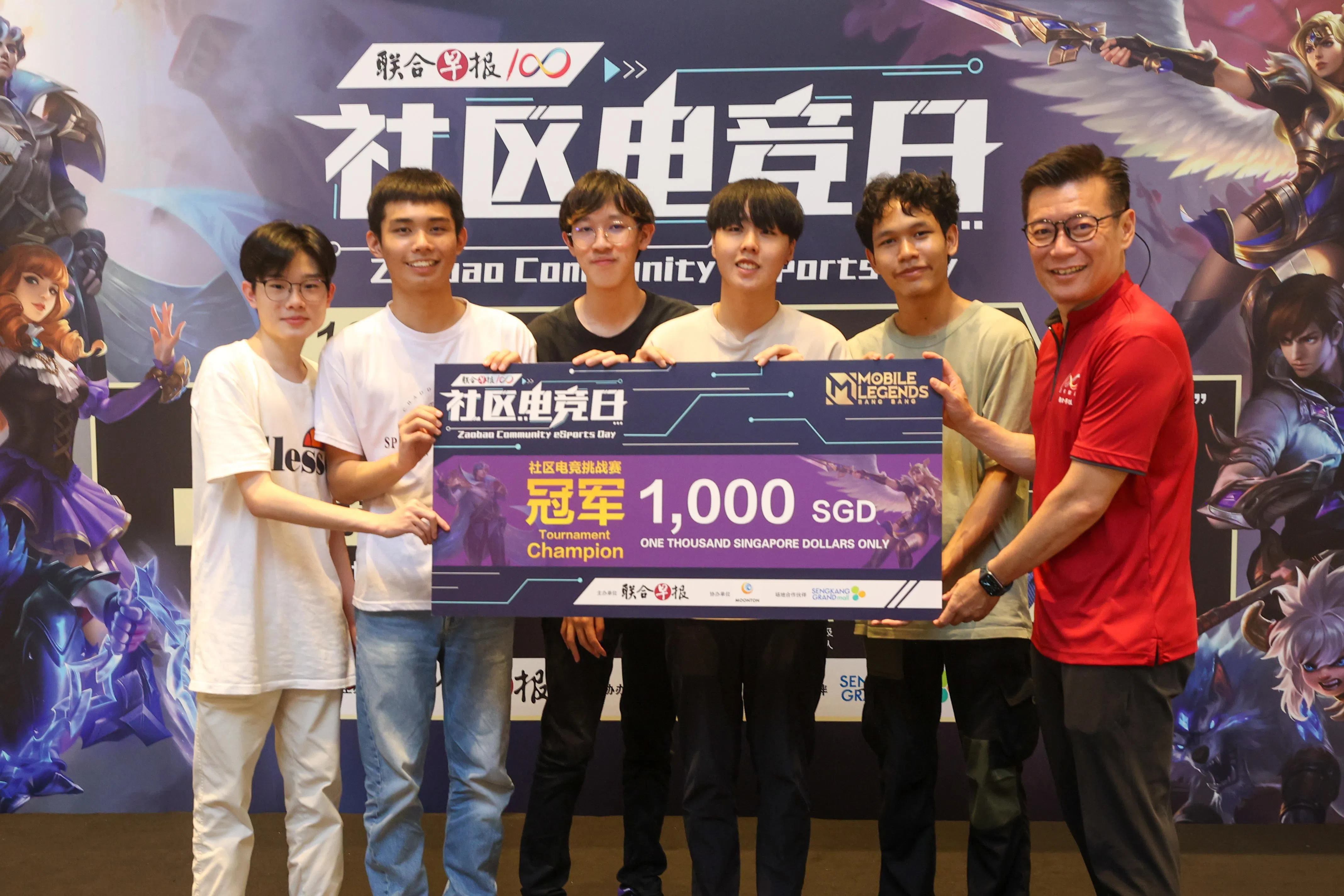 冠军战队“NewJeens”从《联合早报》总编辑吴新迪（右）手中接过1000元的现金奖励。战队成员（左起）李劲谞、廖可为、吴浚辰、林峻玮和加扎里。（蔡家增摄）