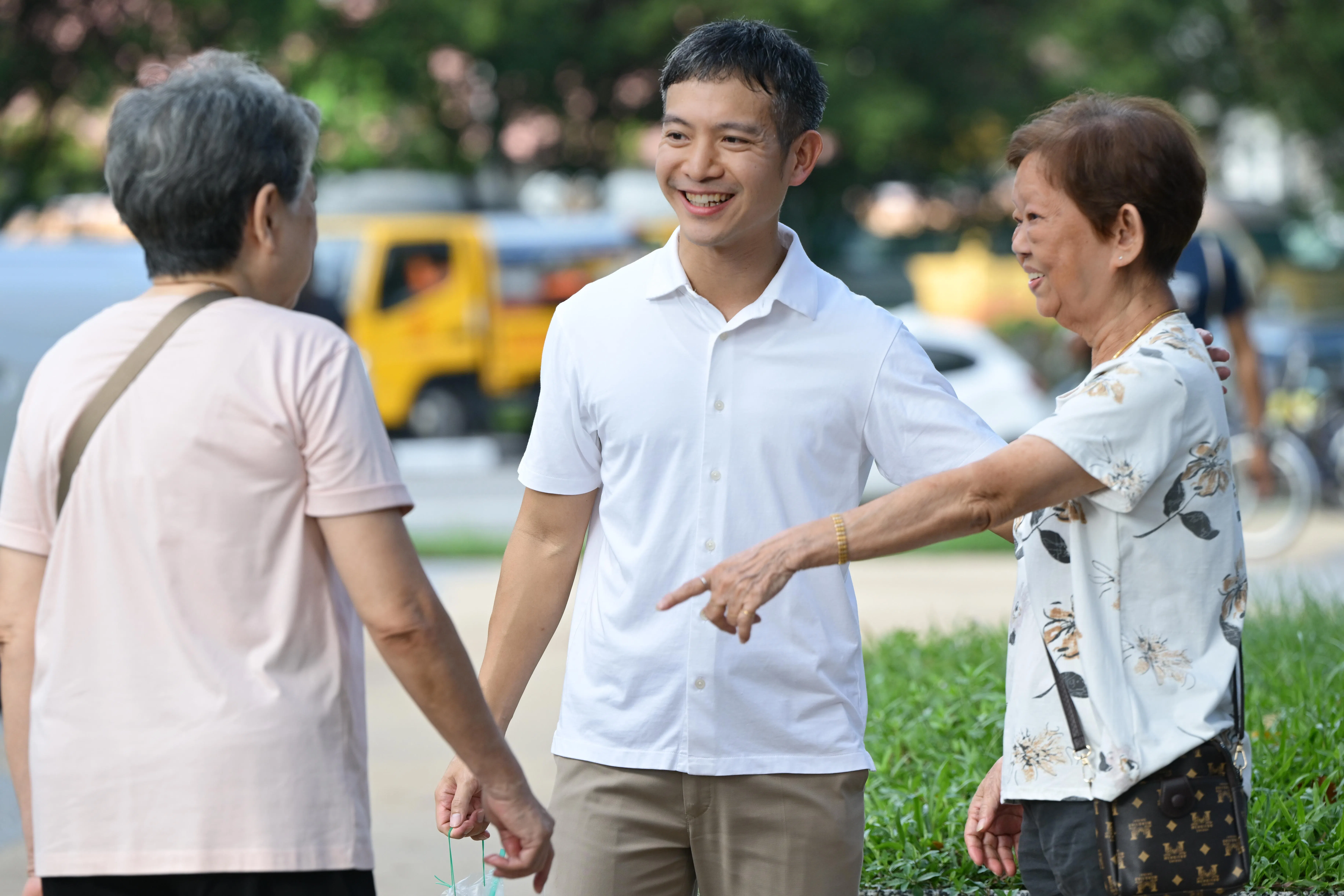大选后，惹兰勿刹集选区议员罗守恩（中）大约每两到三周上一堂华文课，希望能够继续提升华语交谈能力，以更好地与居民交流。（档案照片）