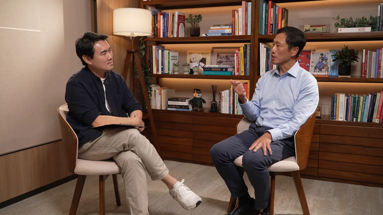 保健卫生部长王乙康（图右）认为政府是在鼓励人民长寿。（视频截图）