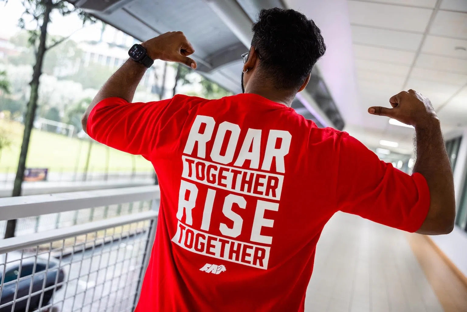 两款印有“Roar Together. Rise Together”标语的球迷T恤现已在Shopee发售，并将在比赛当天售卖，让球迷一起穿上红色上衣把国家体育场染成一片红色海洋。（新加坡足球总会提供）