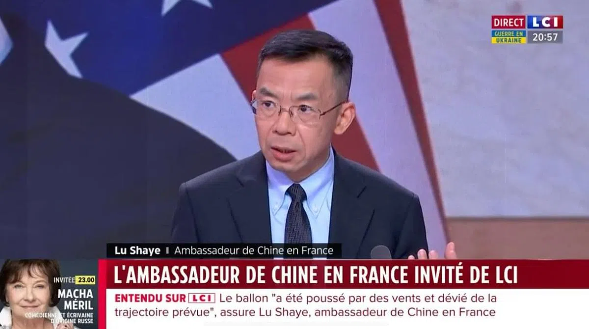 中国驻法大使卢沙野接受法国媒体专访时说，他看到社交媒体上有关于中国曾击落过美军的高空气球的说法，但没有确凿证据。（取自中国驻法国大使馆官网）