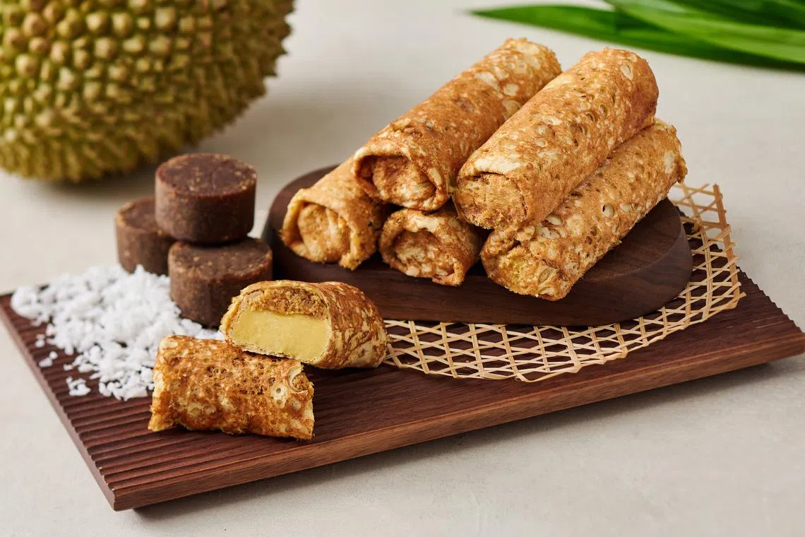 D24榴梿椰丝卷Kueh Dadar，是今年新创榴梿甜点之一。（餐馆提供）