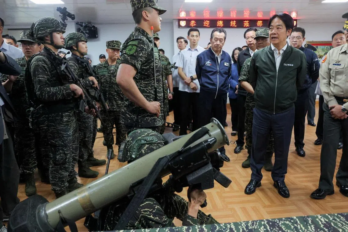 台湾总统赖清德（前排右一）星期四（5月23日）下午到位于桃园的一个军营视察，查看火箭发射器。（路透社）