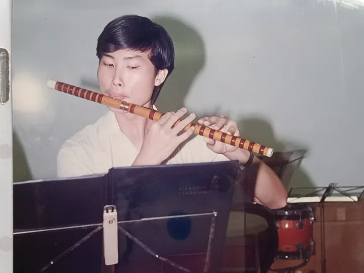 1995年，黄国玮还不需要坐轮椅时，积极参加社区乐团的表演。（黄国玮提供）