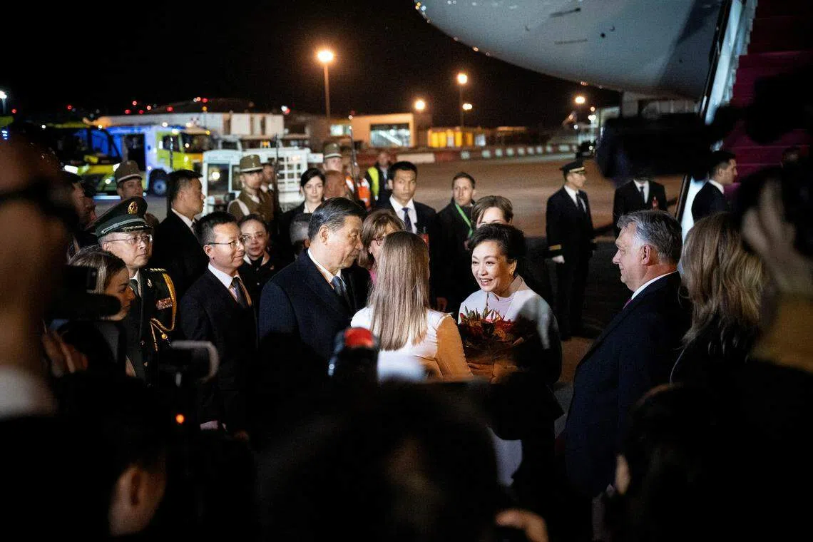 匈牙利总理欧尔班夫妇到机场迎接习近平及夫人彭丽媛（右三）来访。（路透社）