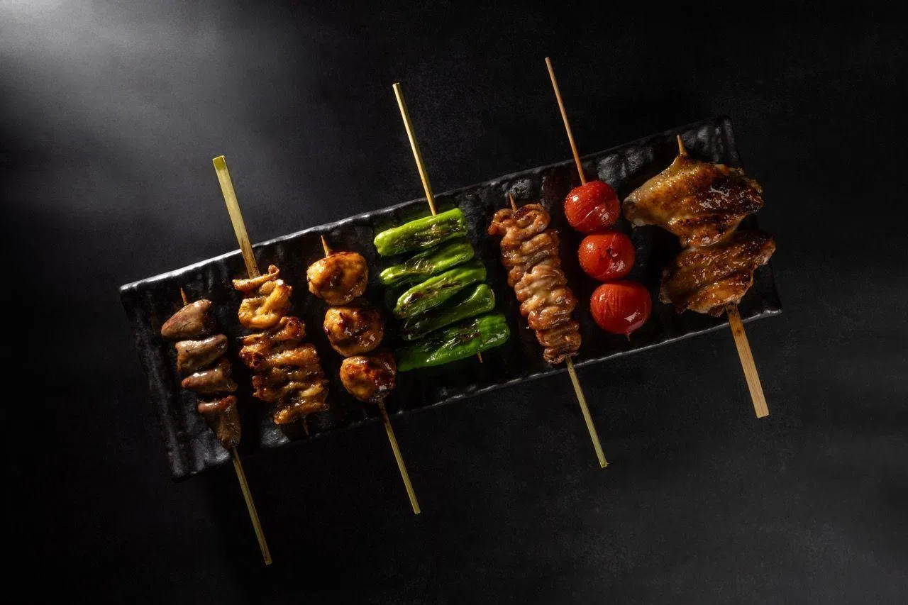 Yakitori Set（$29.80）包括由主厨精选搭配的四款鸡肉串、两款蔬菜串、一款鸡内脏串，一次品尝七款精选烧鸟。（餐馆提供）
