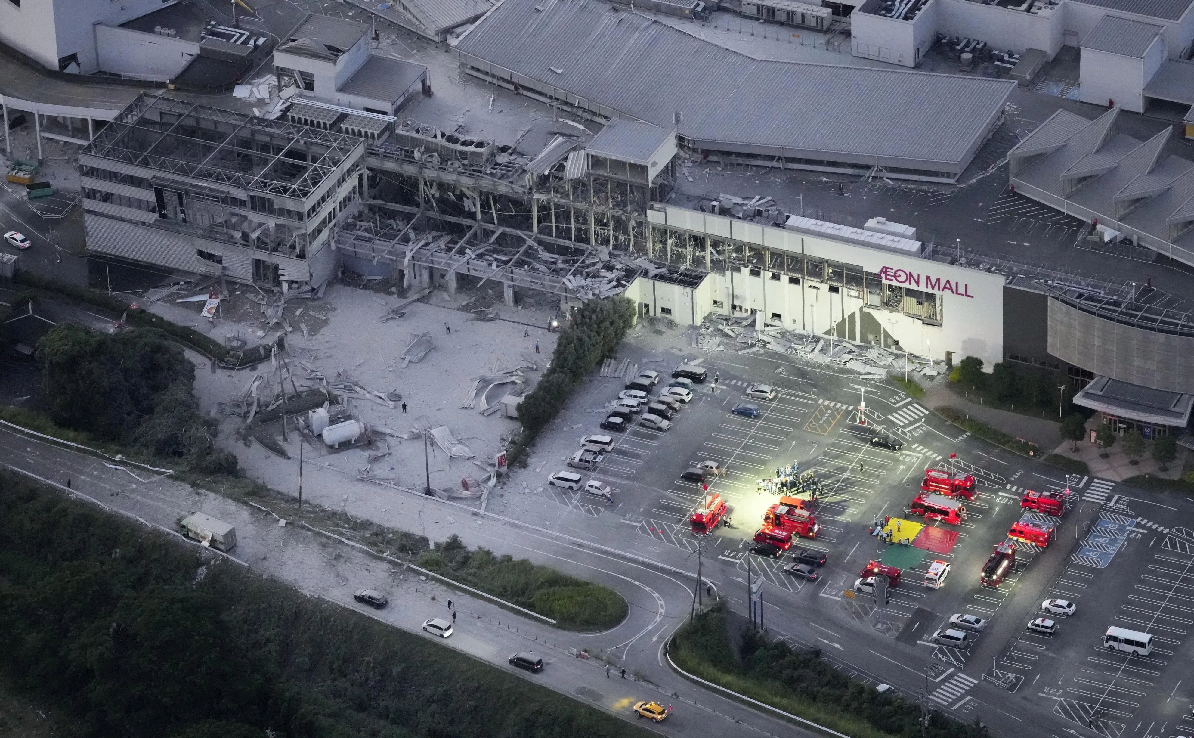 地震发生后，熊本县的“永旺梦乐城熊本”爆炸，部分结构坍塌，导致多人受困，入夜后搜救工作仍在紧张进行。（路透社）