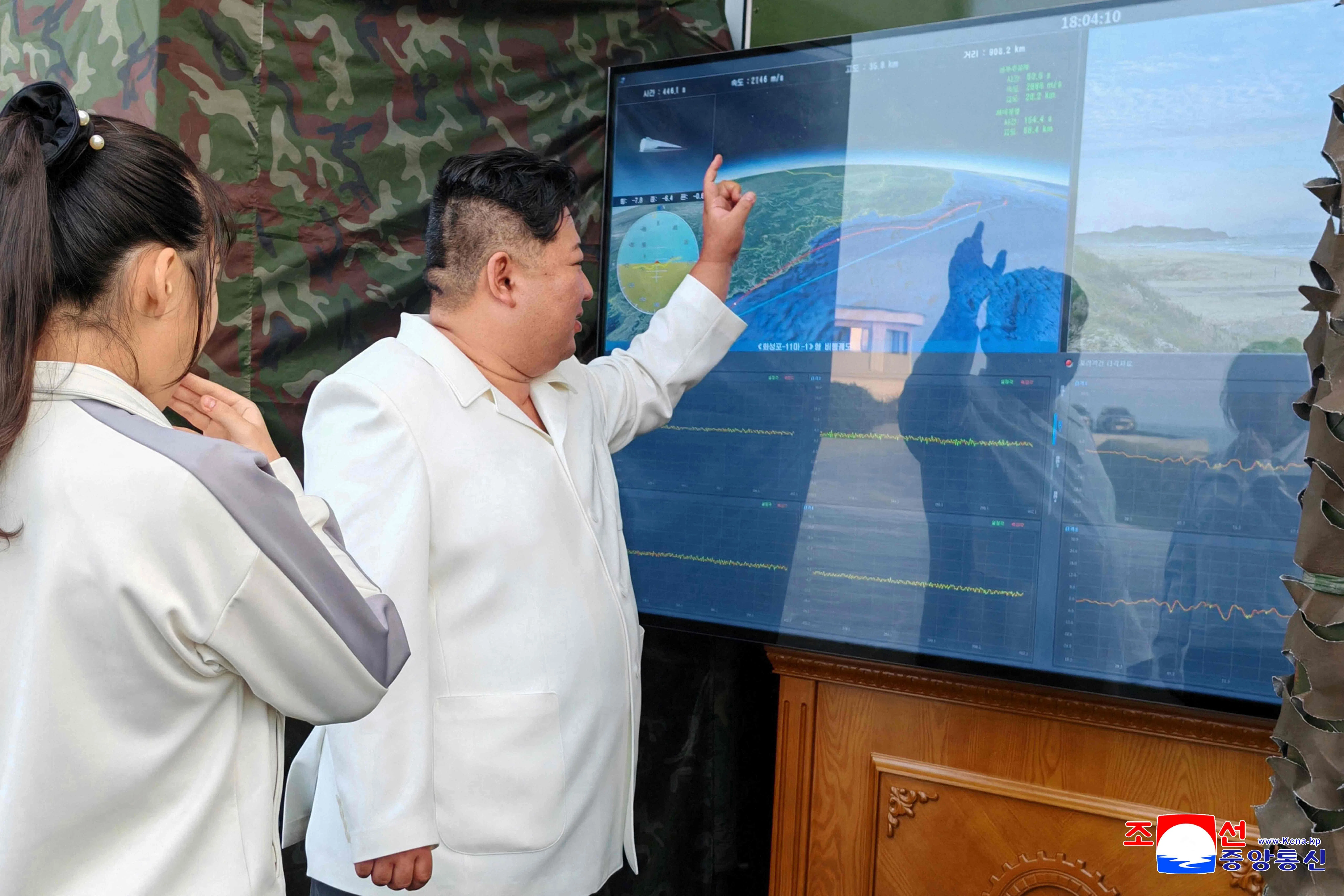 在现场观摩新型武器试验的金正恩说：“我们不作解释，敌人会更清楚这种军事技术升级意味着什么，这样的现实将使他们面临严峻考验。”（法新社）
