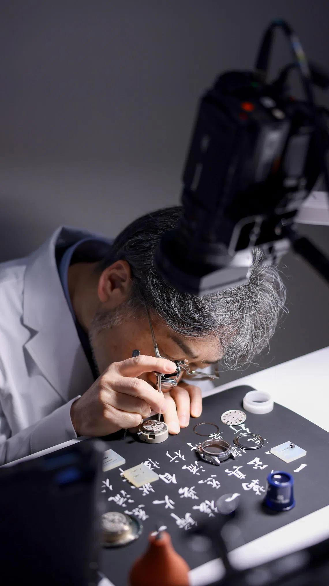 日本制表大师小松郁清现场演示机芯组装过程。（冠蓝狮提供）