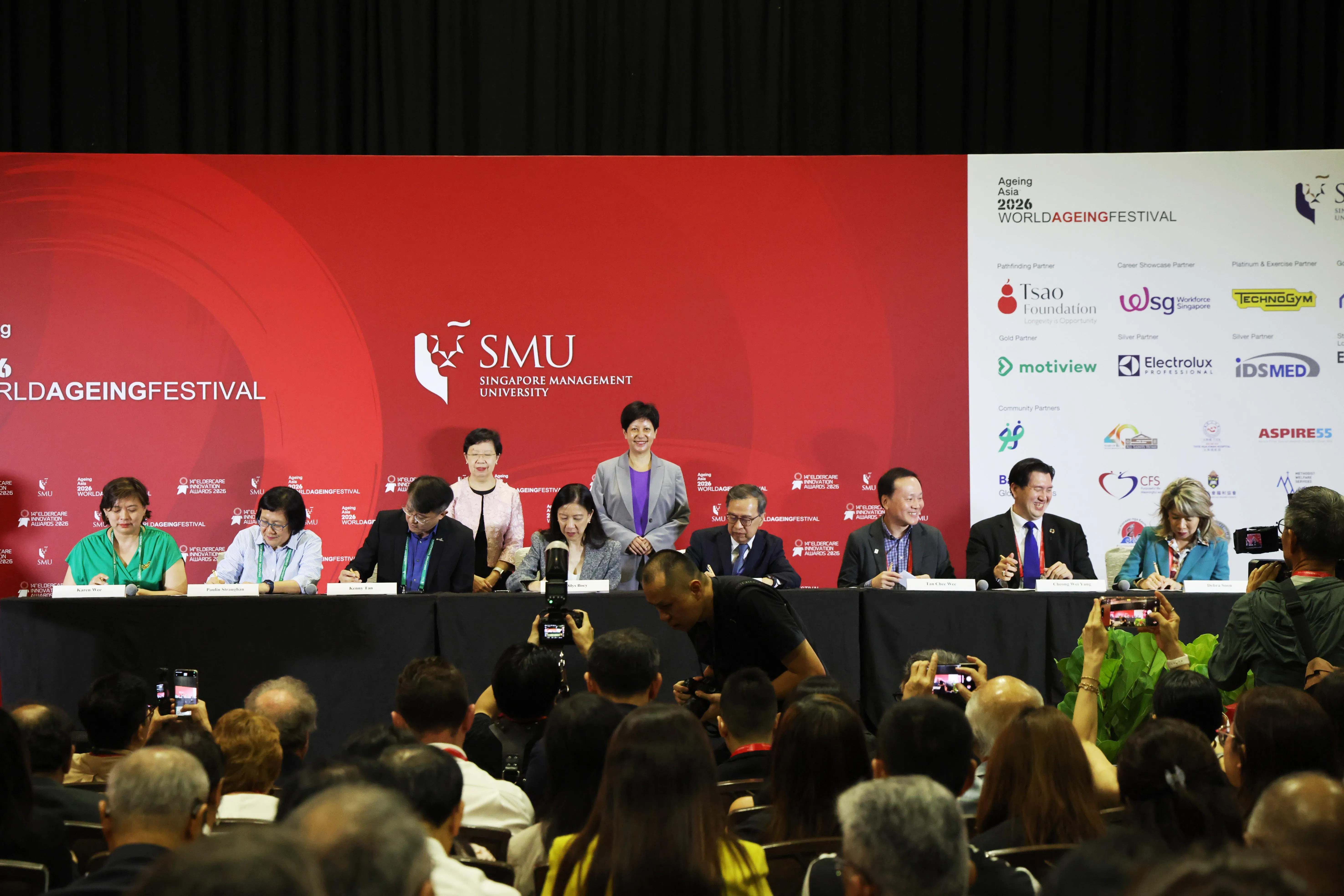 新加坡管理大学于星期二的活动上，正式与护联局（AIC）、狮子乐龄之友协会、Singlife、圣路加乐龄关怀和劳动力发展局签署五个谅解备忘录。（梁麒麟摄）