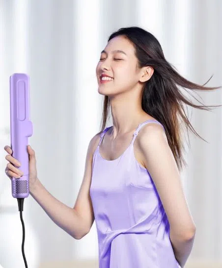直发吹风机将吹干与拉直巧妙结合，一顺到底。（互联网）