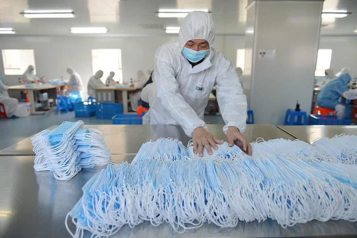 2020年2月，中国江苏一工厂正在加紧生产口罩。（法新社）