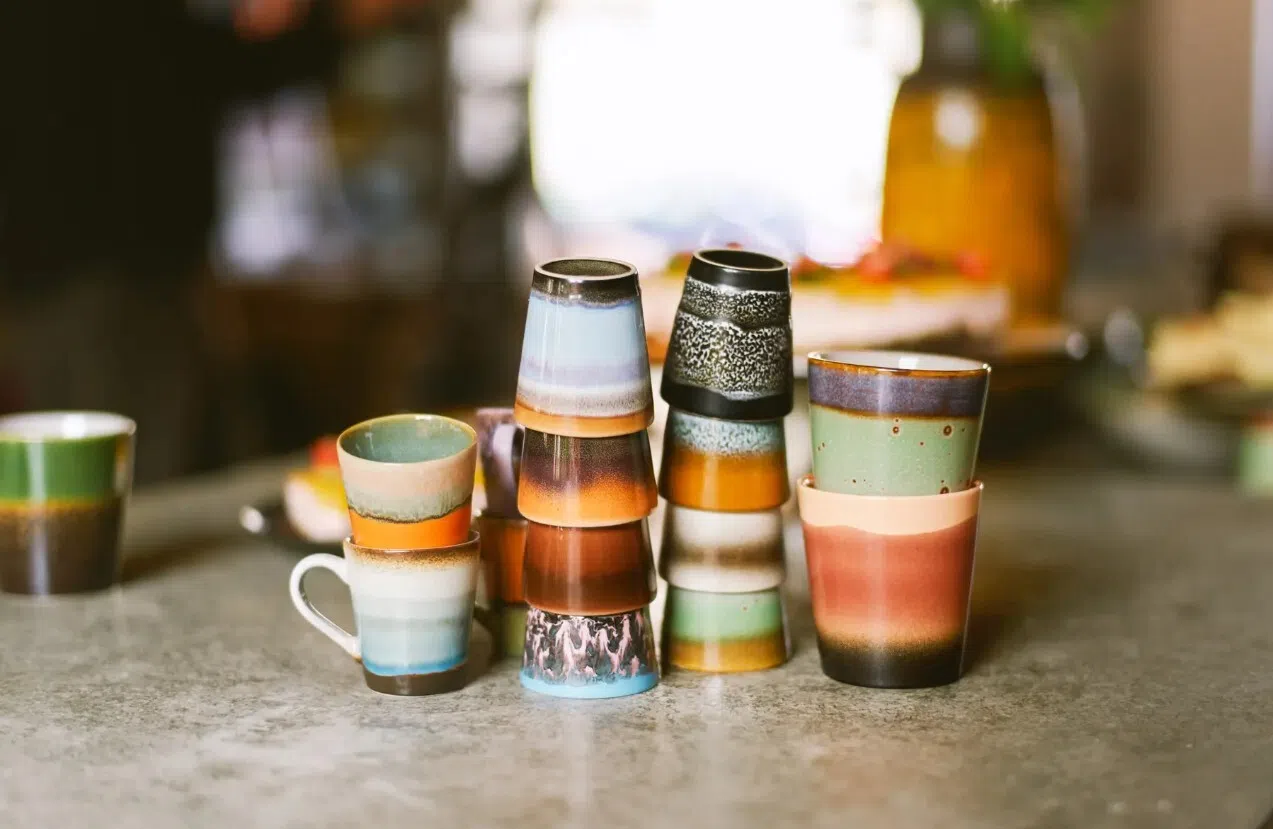 HKLiving的70年代咖啡瓷杯，以大地色搭配较鲜明的蓝、粉、绿等色调。（取自品牌官网）
