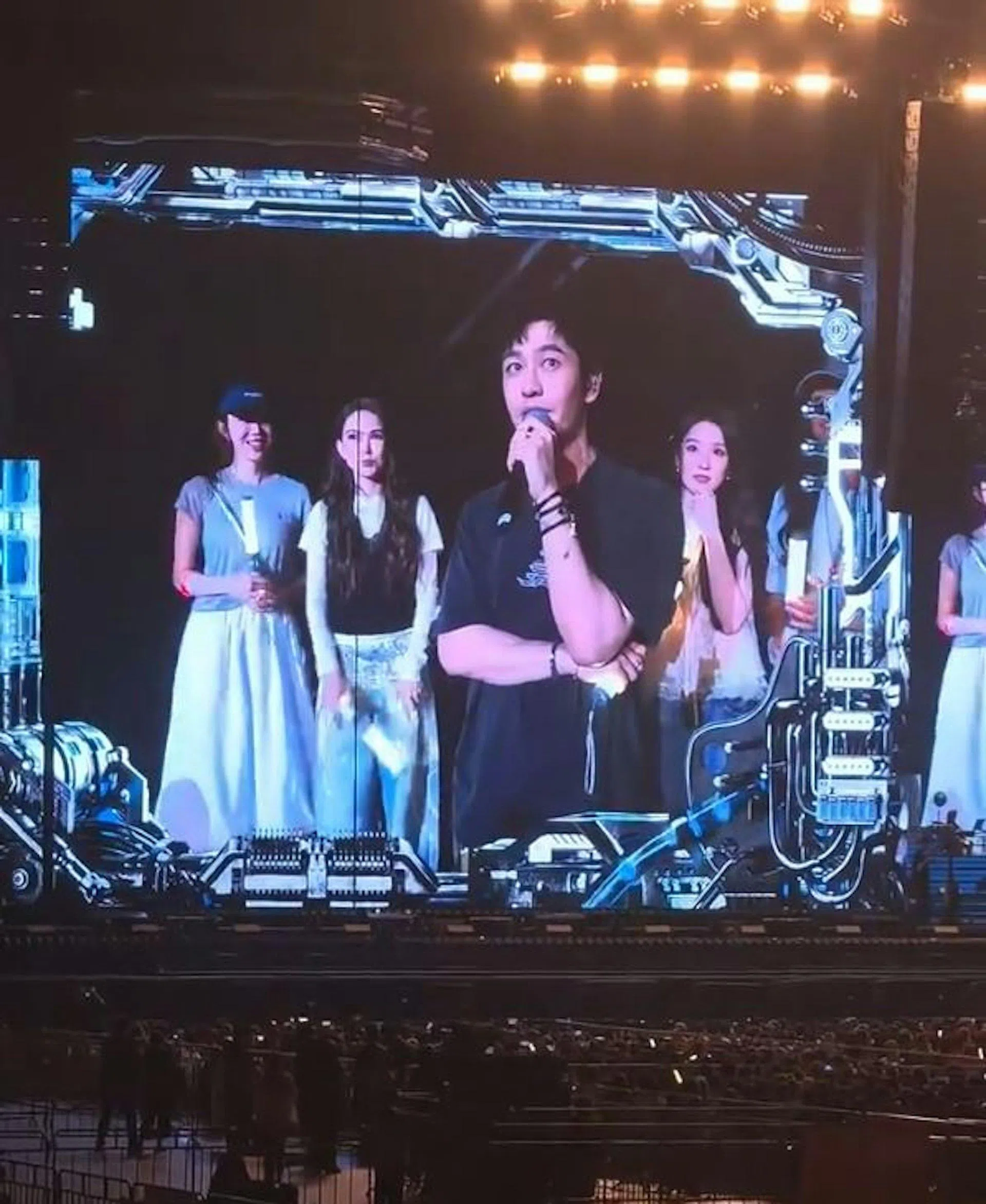 演唱会上，周杰伦点名黄晓明发言。（互联网）